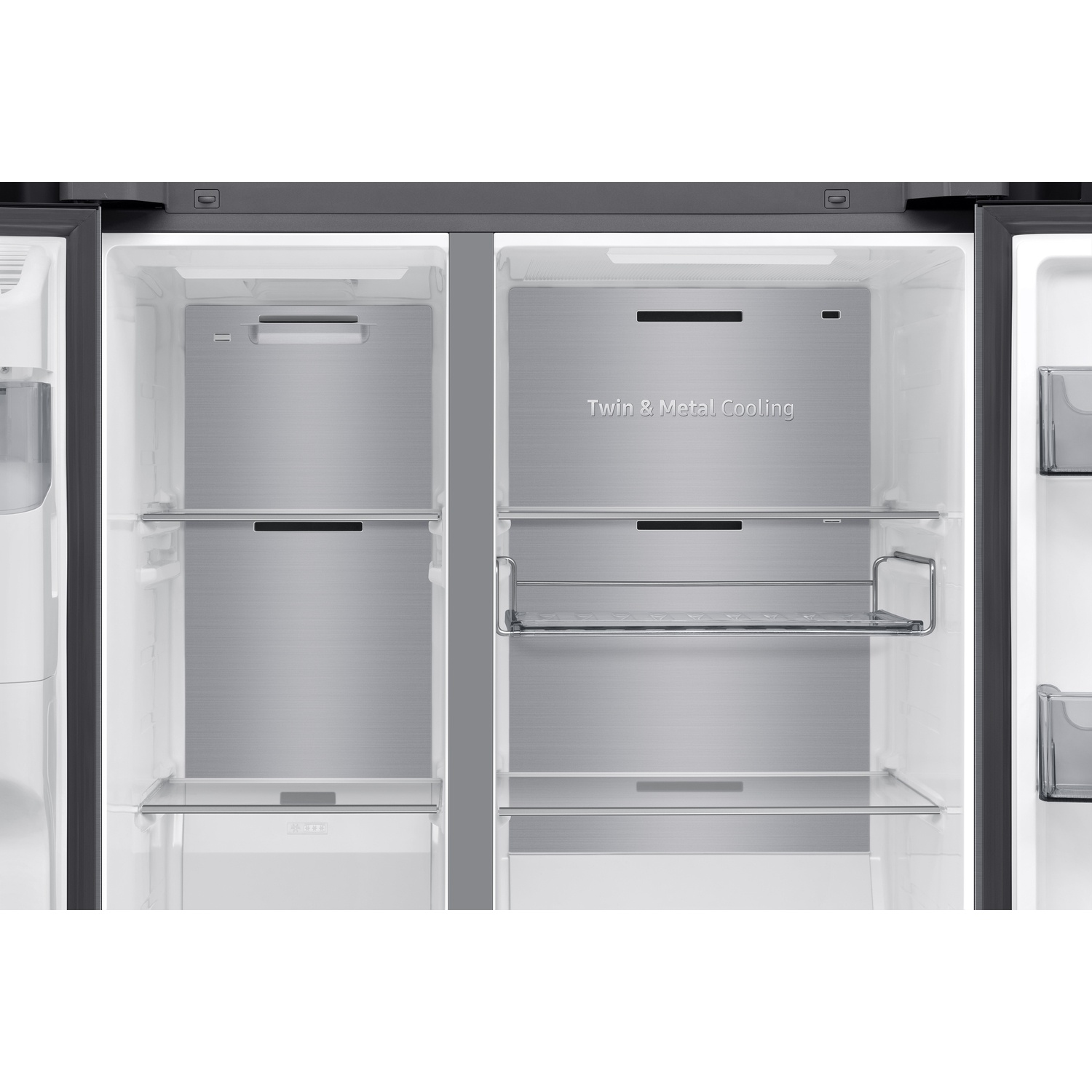 Intérieur de réfrigérateur ouvert avec technologie Twin et Metal Cooling, étagères en verre et éclairage.