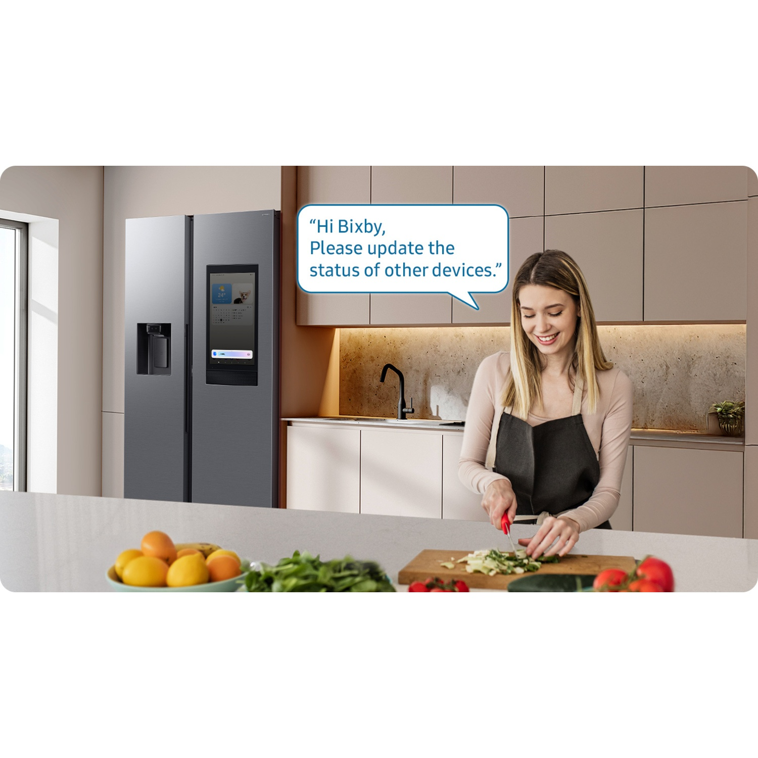 Une femme dans une cuisine coupe des légumes à côté d'un frigo intelligent.