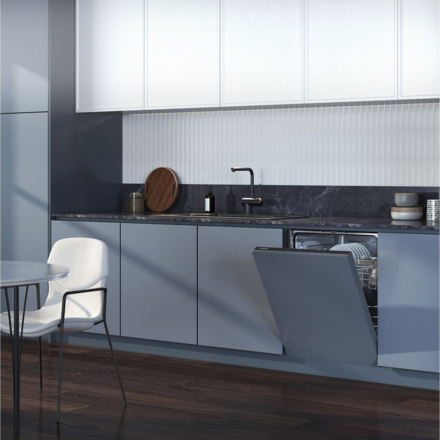 Cuisine moderne avec meubles bas bleus, hauts blancs et lave-vaisselle ouvert, chaise blanche au premier plan.