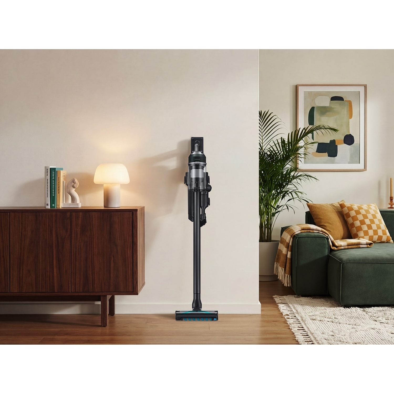 Un aspirateur sans fil se tient contre un mur dans un salon moderne.
