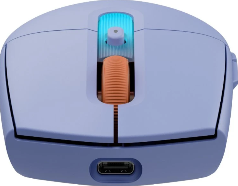Lila Computermaus mit orangefarbenem Scrollrad, hellblauer Beleuchtung und USB-C-Anschluss.