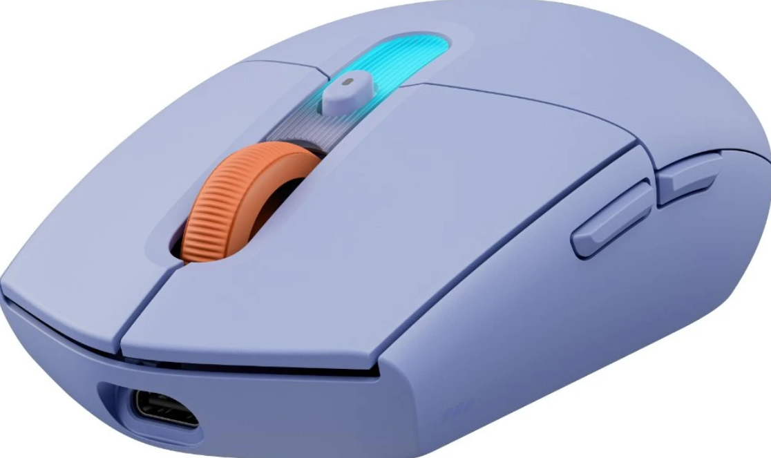 Eine hellviolette kabellose Gaming-Maus mit orangem Scrollrad, blau leuchtendem Streifen und Seitentasten.