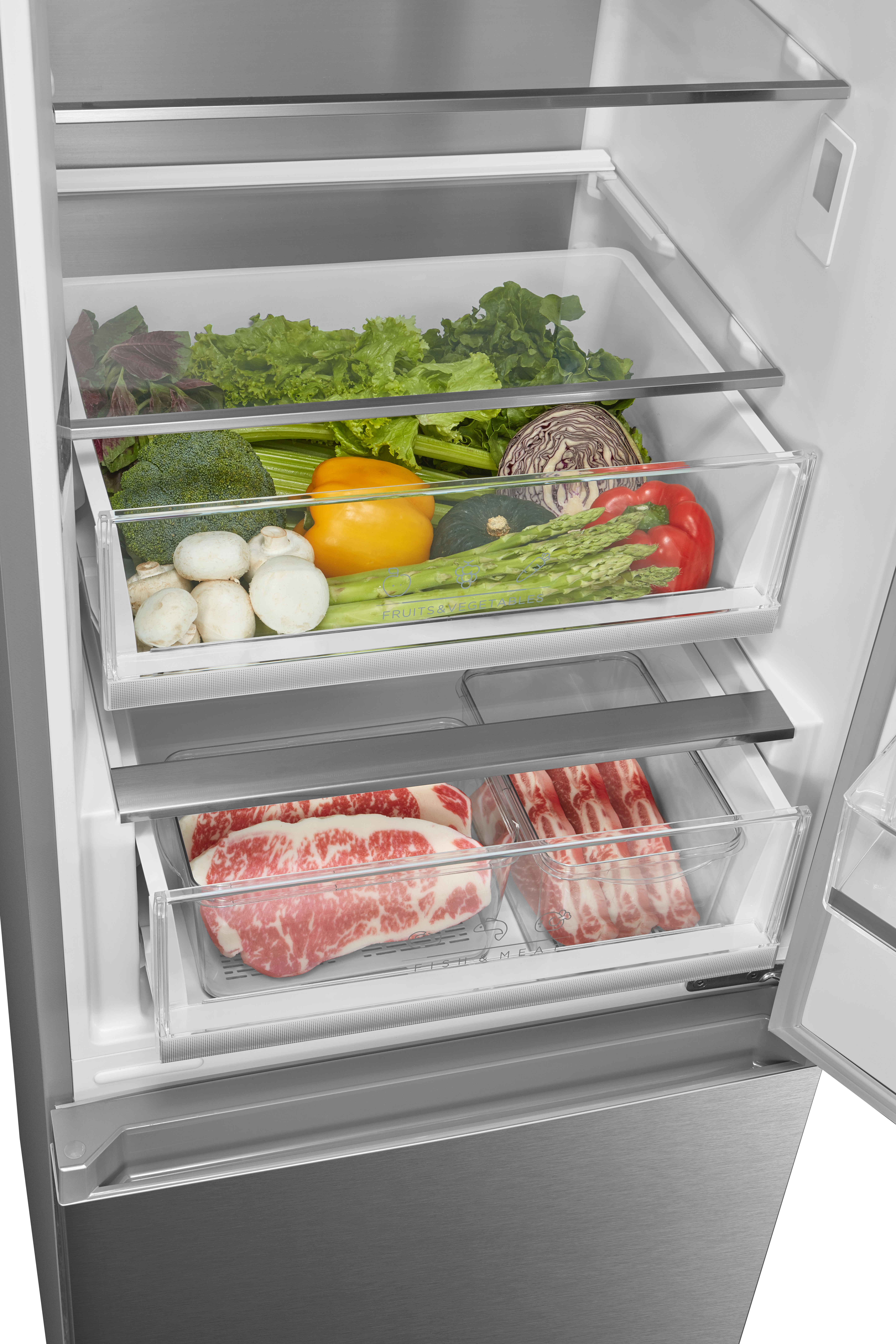 Geöffnete Kühlschrankinnenseite mit frischem Gemüse im oberen Fach und rohem Fleisch im unteren Fach.