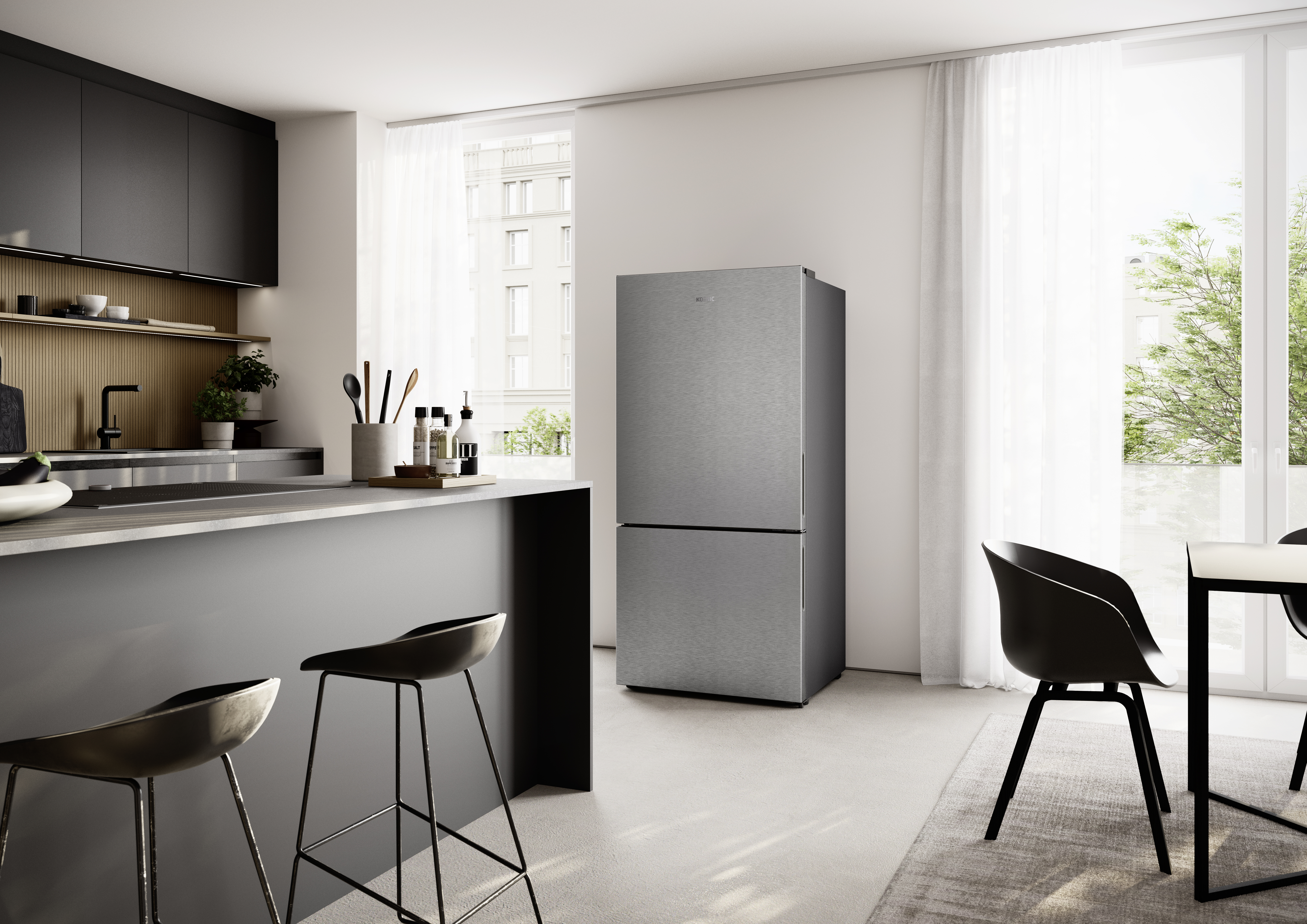 Moderne Küche mit schwarzer Kücheninsel, Barhockern und einem silbernen Kühlschrank vor großen Fenstern.