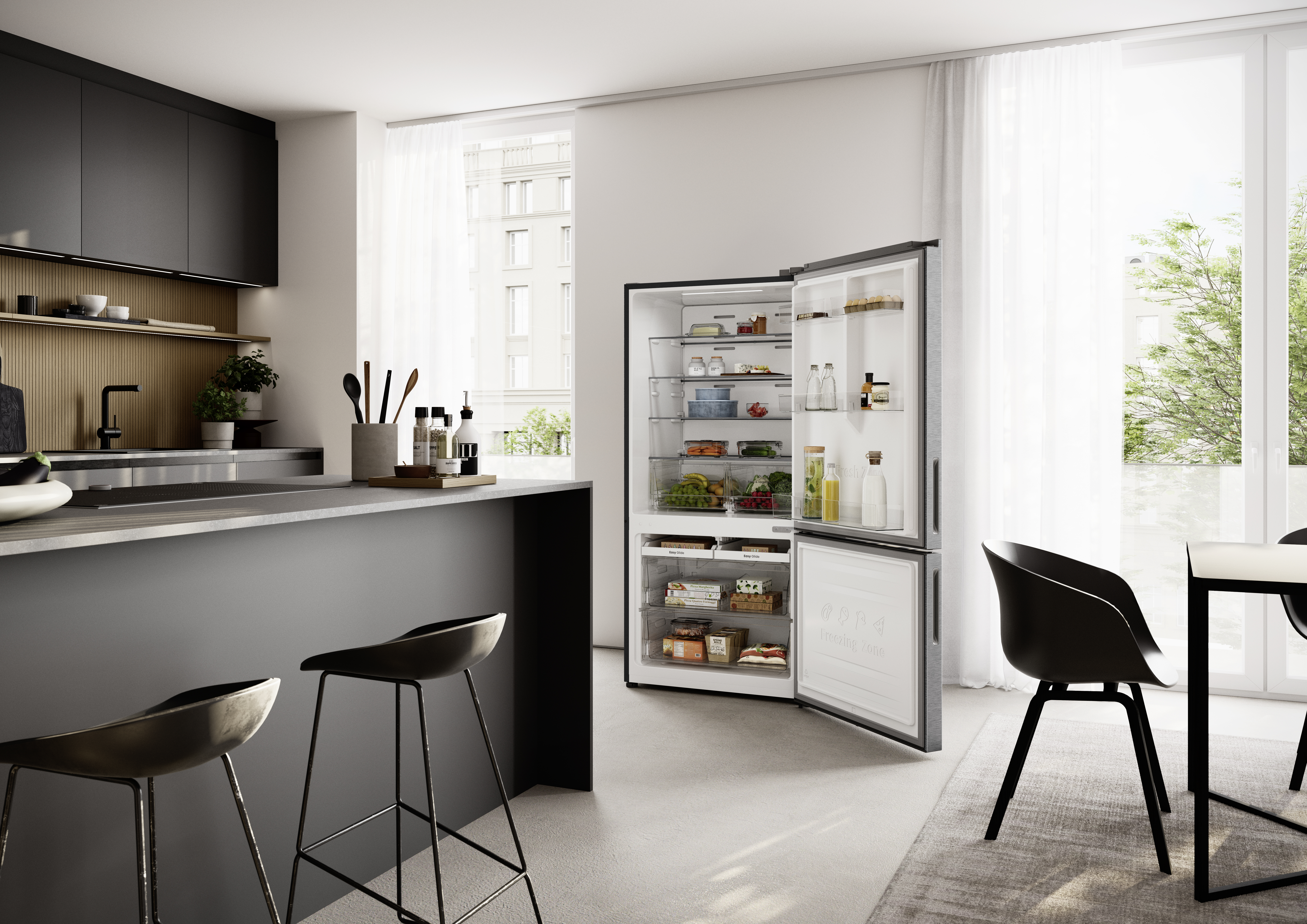 Moderne Küche mit dunkler Kochinsel, offenen Regalen und geöffnetem grauen Kühlschrank vor Fenstern.