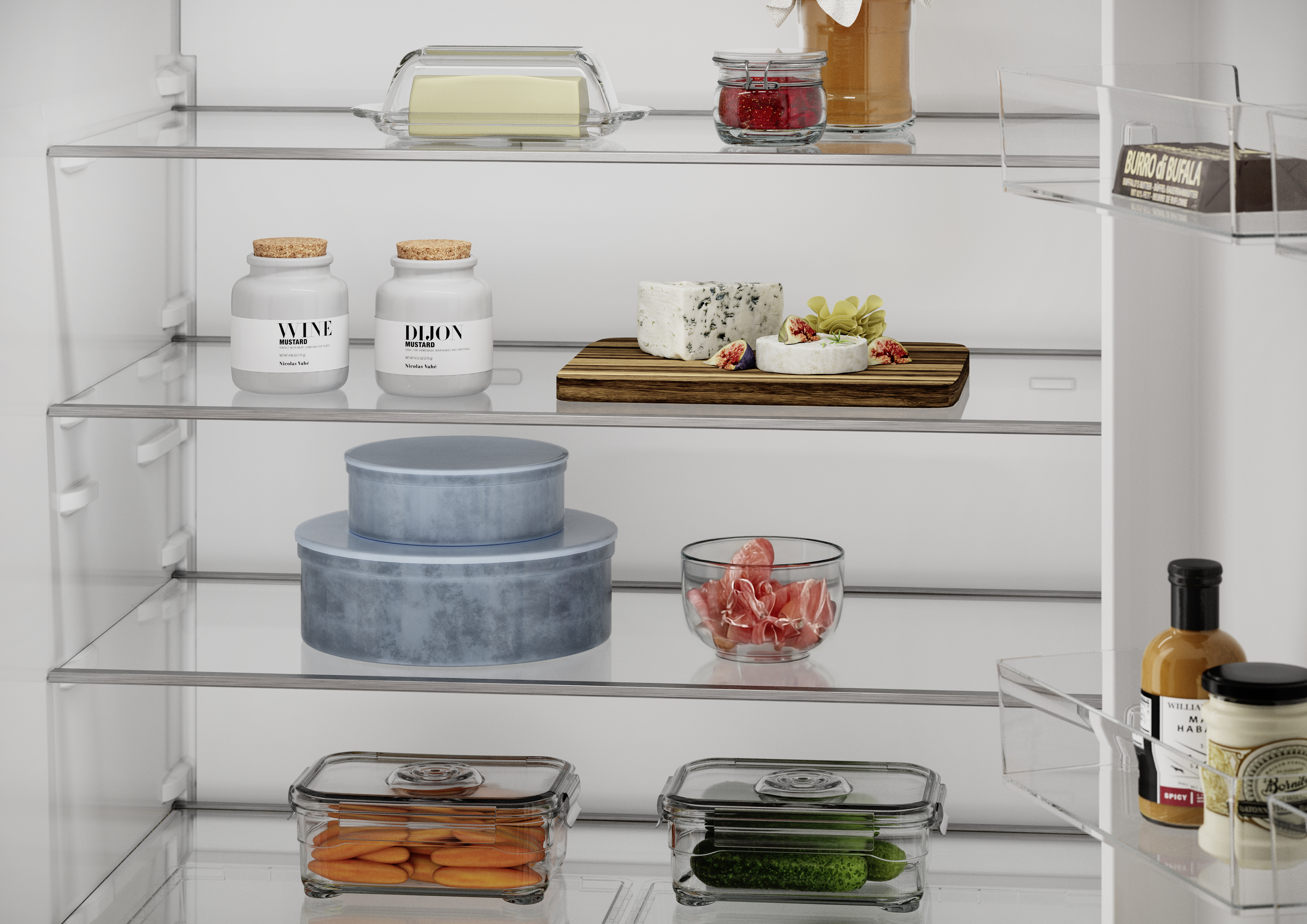 Ein ordentlich gefüllter Kühlschrank mit Gläsern, Käse, Schinken und frischem Gemüse auf den Glasböden.