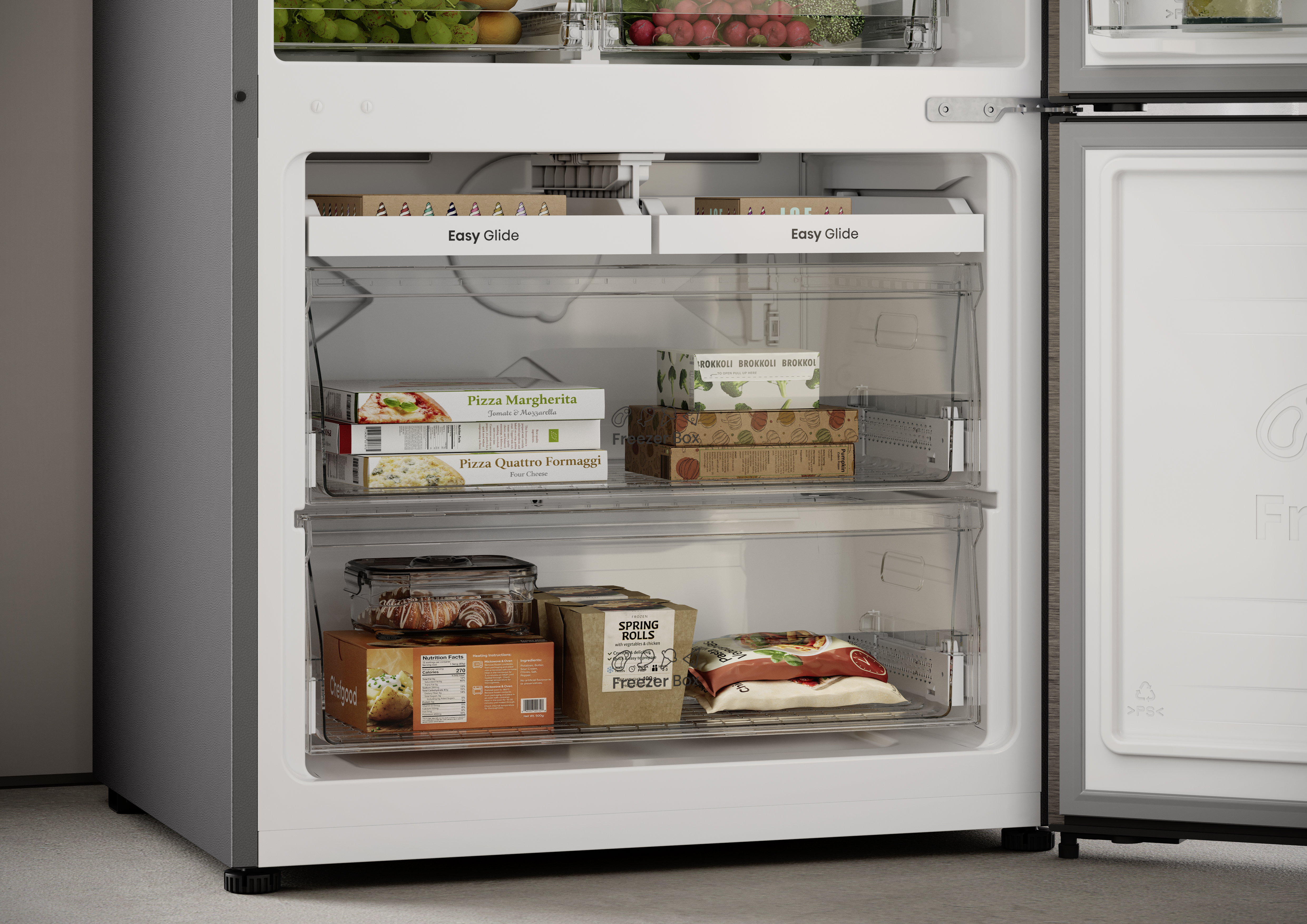 Offener weißer Kühlschrank mit gefüllten transparenten Schubladen und Pizza, Frühlingsrollen und Gemüse.