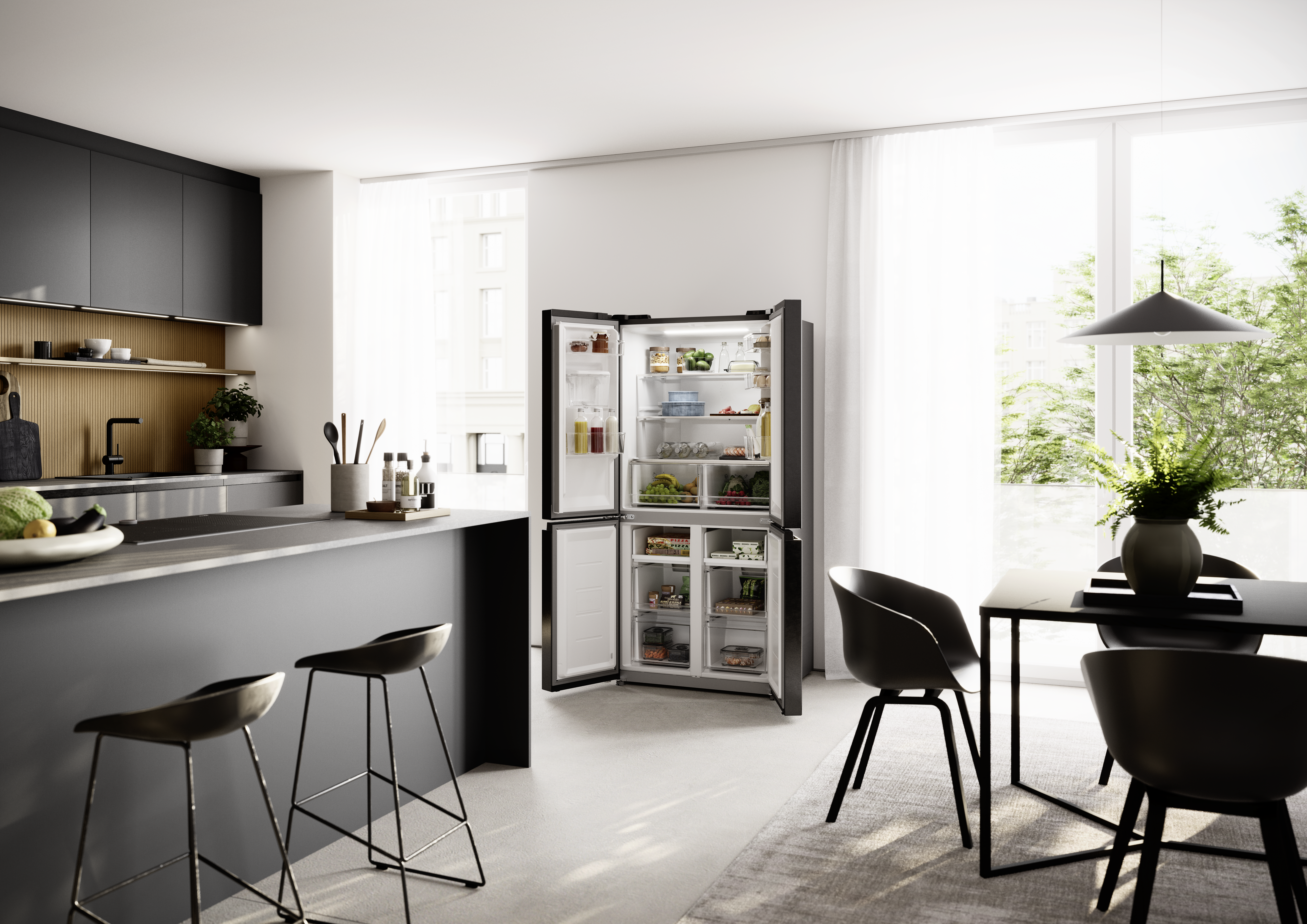 Moderne Küche mit schwarzer Insel, geöffnetem Kühlschrank und Esstisch mit Stühlen vor hellem Fenster.