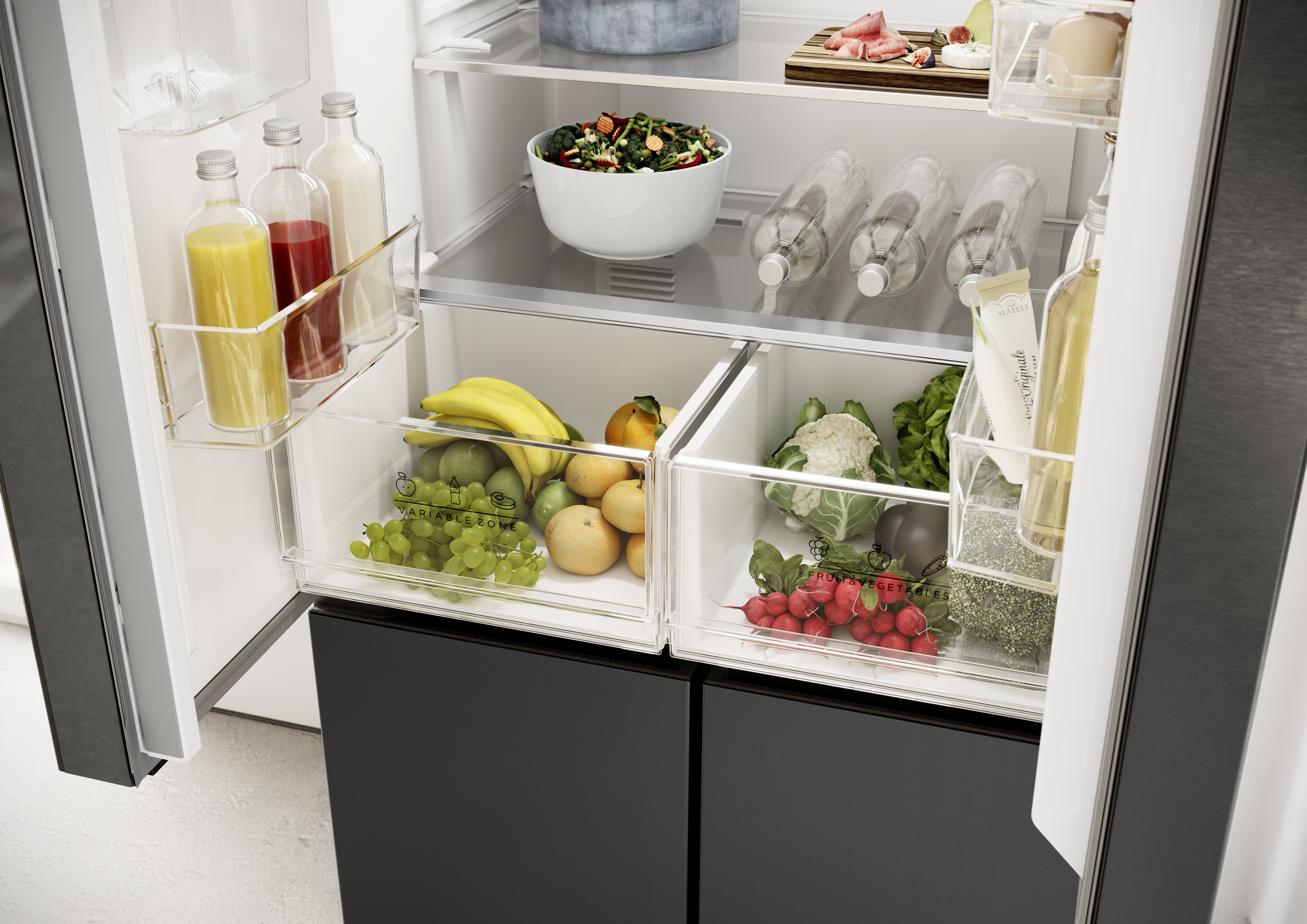 Geöffneter Kühlschrank mit gefüllten Gemüse- und Obstfächern, Getränken in der Tür und Lebensmitteln auf den Ablagen.