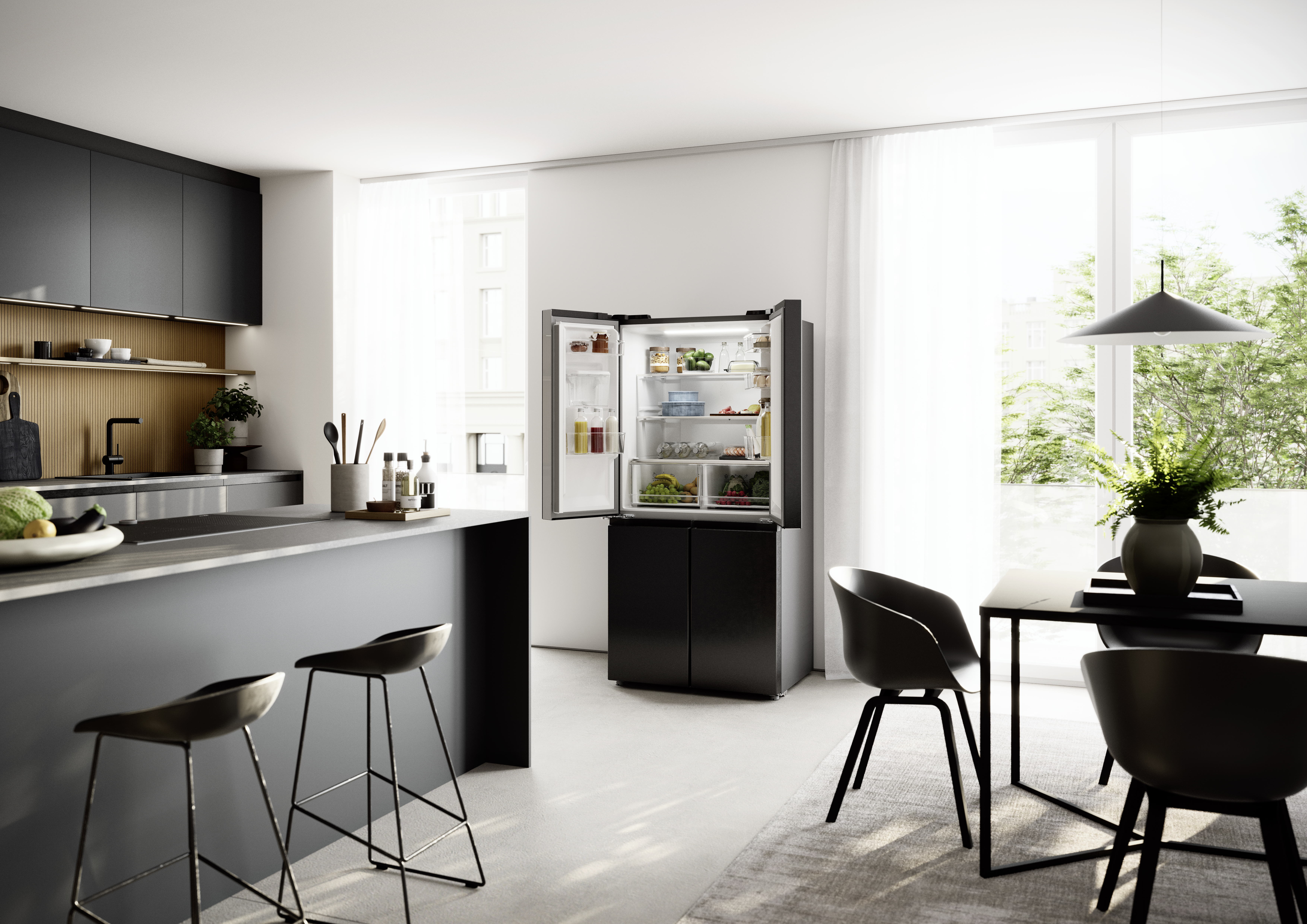 Moderne Küche mit schwarzer Kücheninsel, offenem Kühlschrank und angrenzendem Essbereich mit Stühlen.