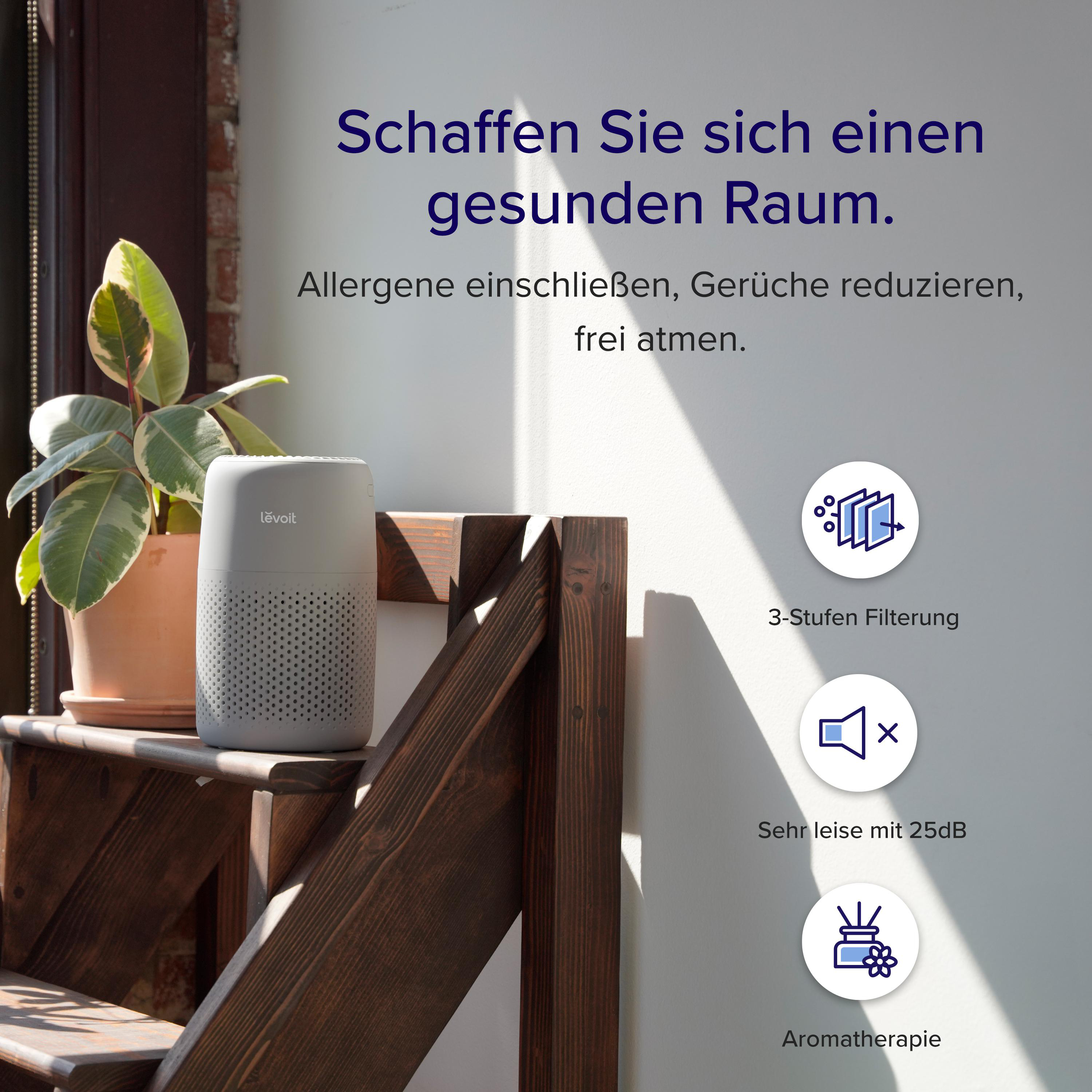 Ein weißer Luftreiniger steht auf einer Holztreppe neben einer Topfpflanze, vor einer hellen Wand mit Icons.