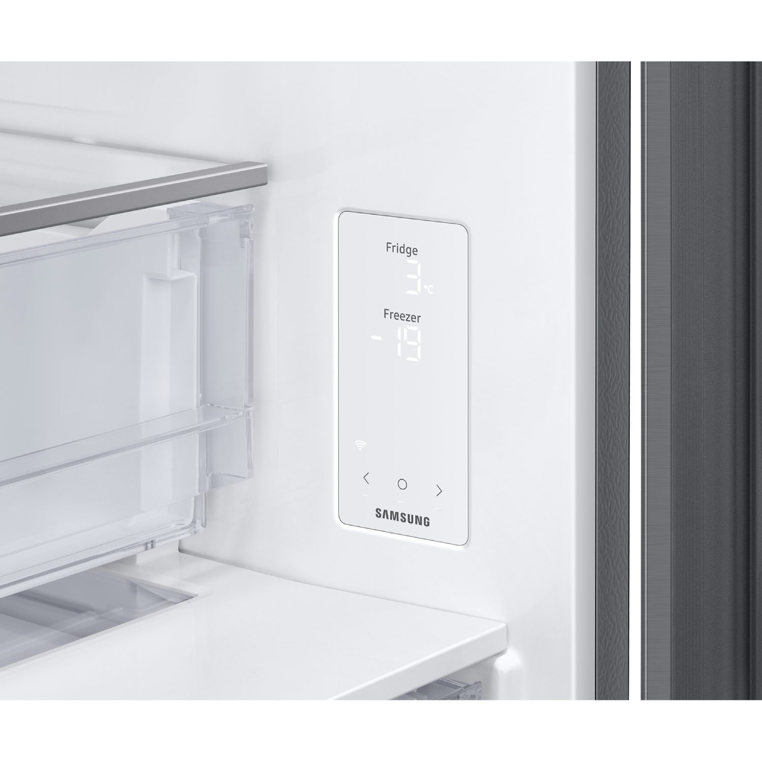 Un panel de control blanco de un refrigerador muestra las temperaturas de la nevera y el congelador, y el logotipo.
