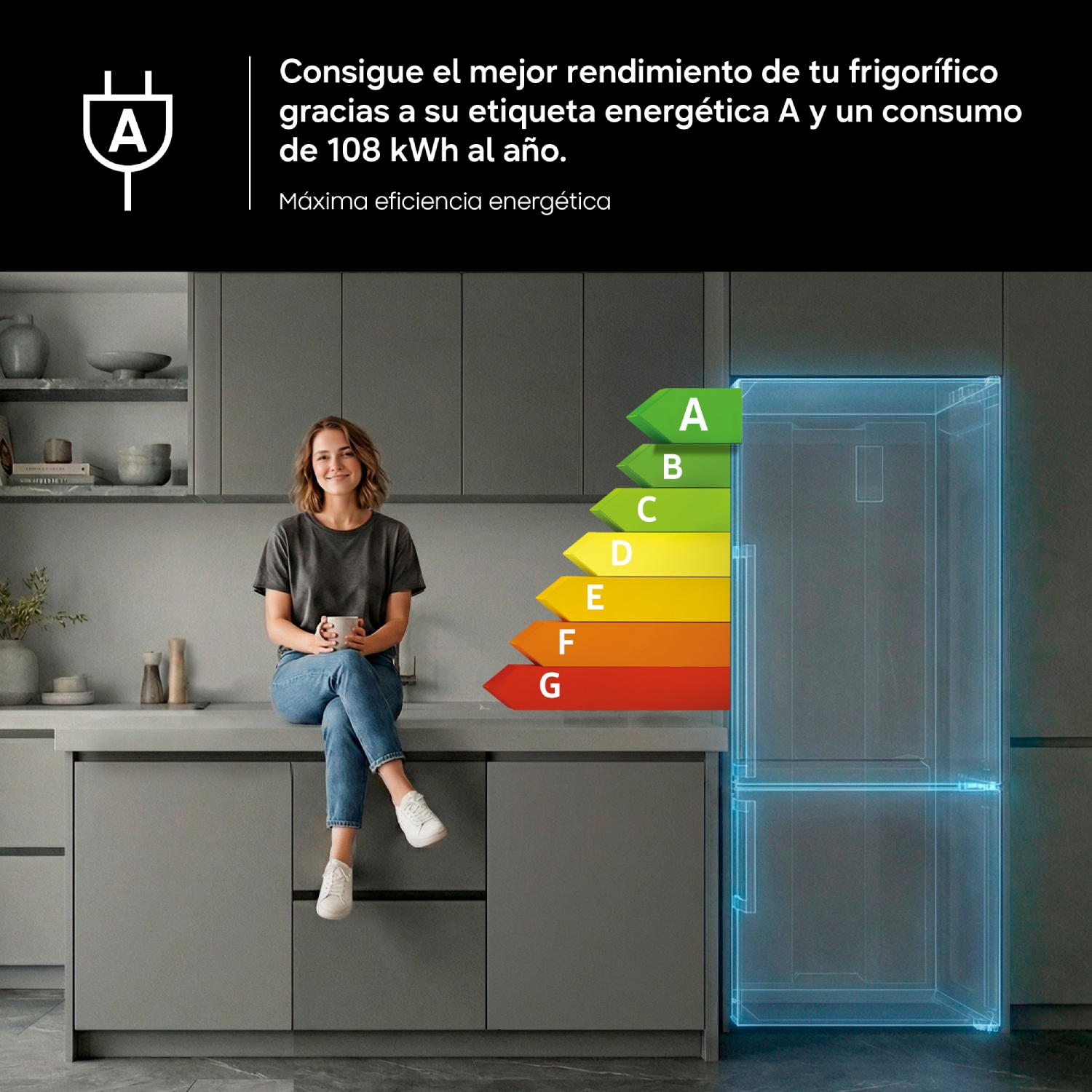 Mujer sentada en una cocina moderna junto a un frigorífico con etiqueta energética A.