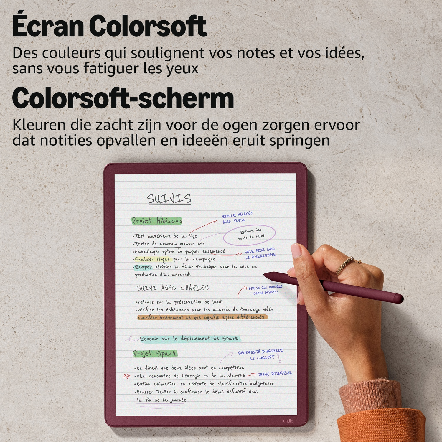 Een hand gebruikt een stylus op een Kindle Colorsoft-scherm met handgeschreven notities en kleurrijke markeringen.