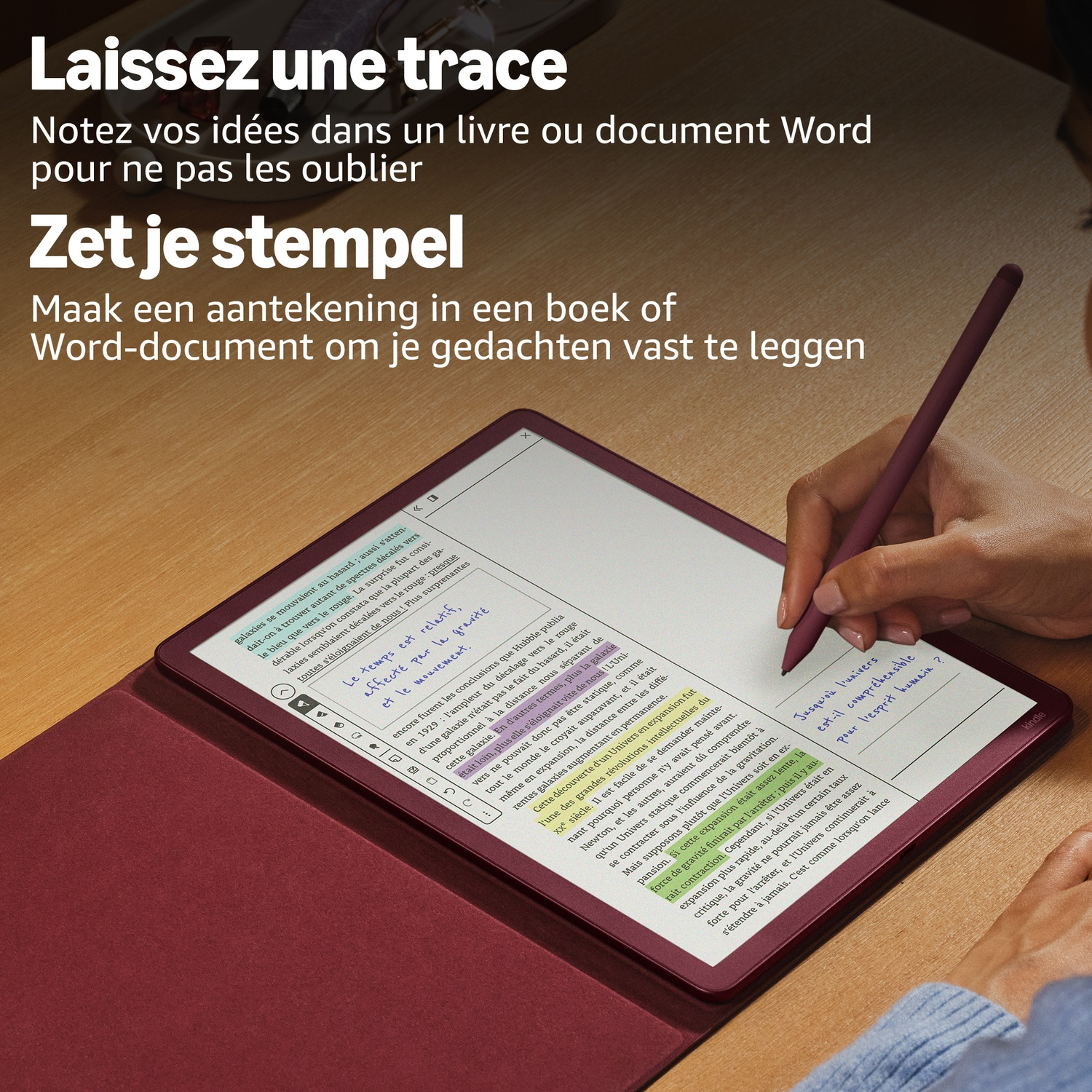Persoon schrijft notities met een roze stylus op een e-reader met een rode hoes en tekst.