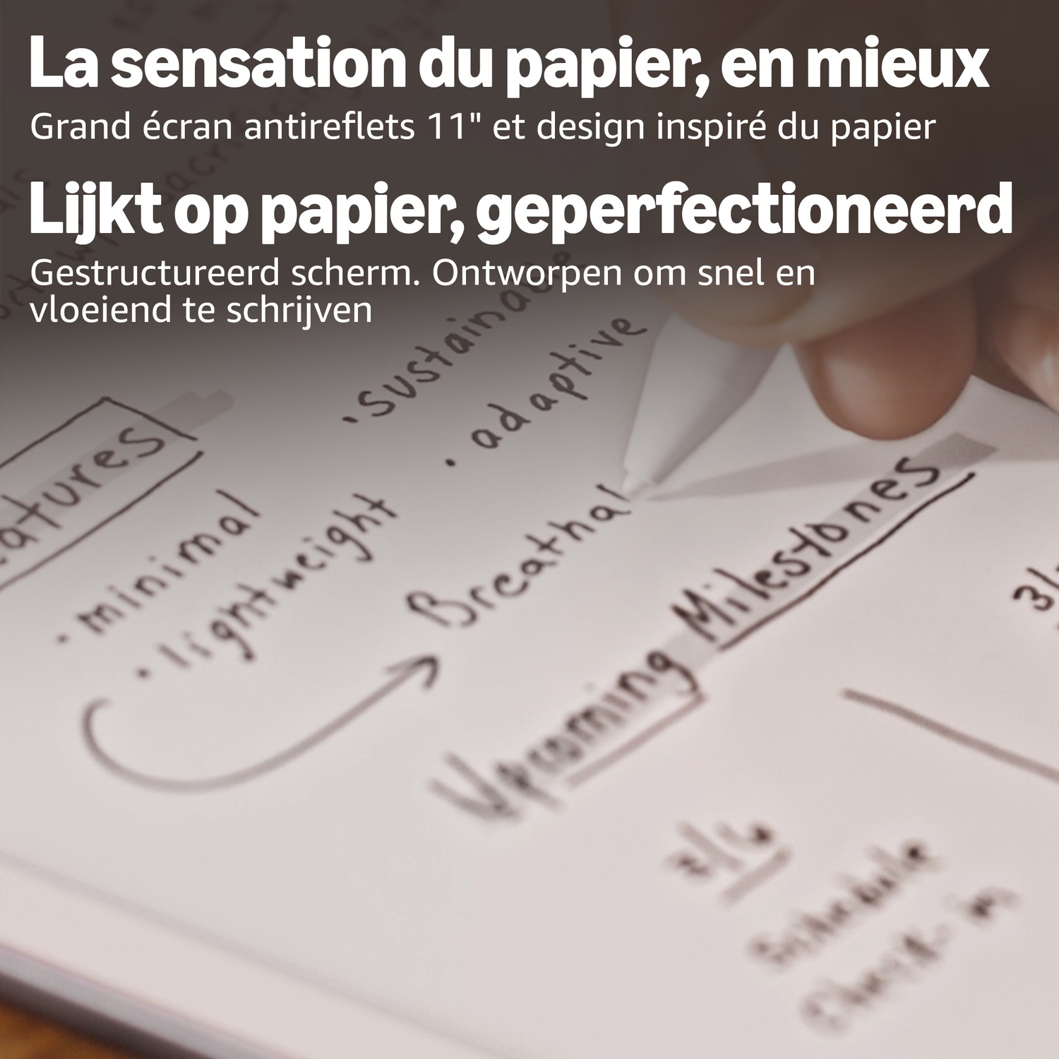 Hand schrijft met een stylus op een papierachtig scherm, met Franse en Nederlandse promotietekst erboven.
