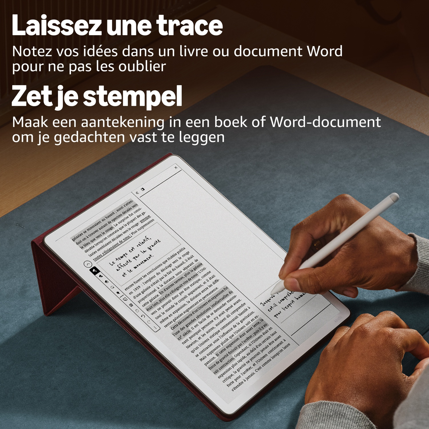 Een persoon schrijft handgeschreven notities met een digitale pen op een e-reader met een rode hoes.