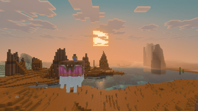 Minecraft-Wüstenlandschaft mit rosafarbenem Kreatur, Felsen, Fluss und untergehendem Sonnenuntergang.