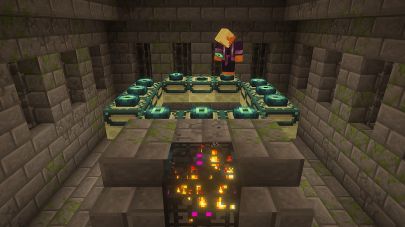 Minecraft-Spieler steht an einem Endportal-Rahmen in einem steinernen Verlies neben einem brennenden Spawner.