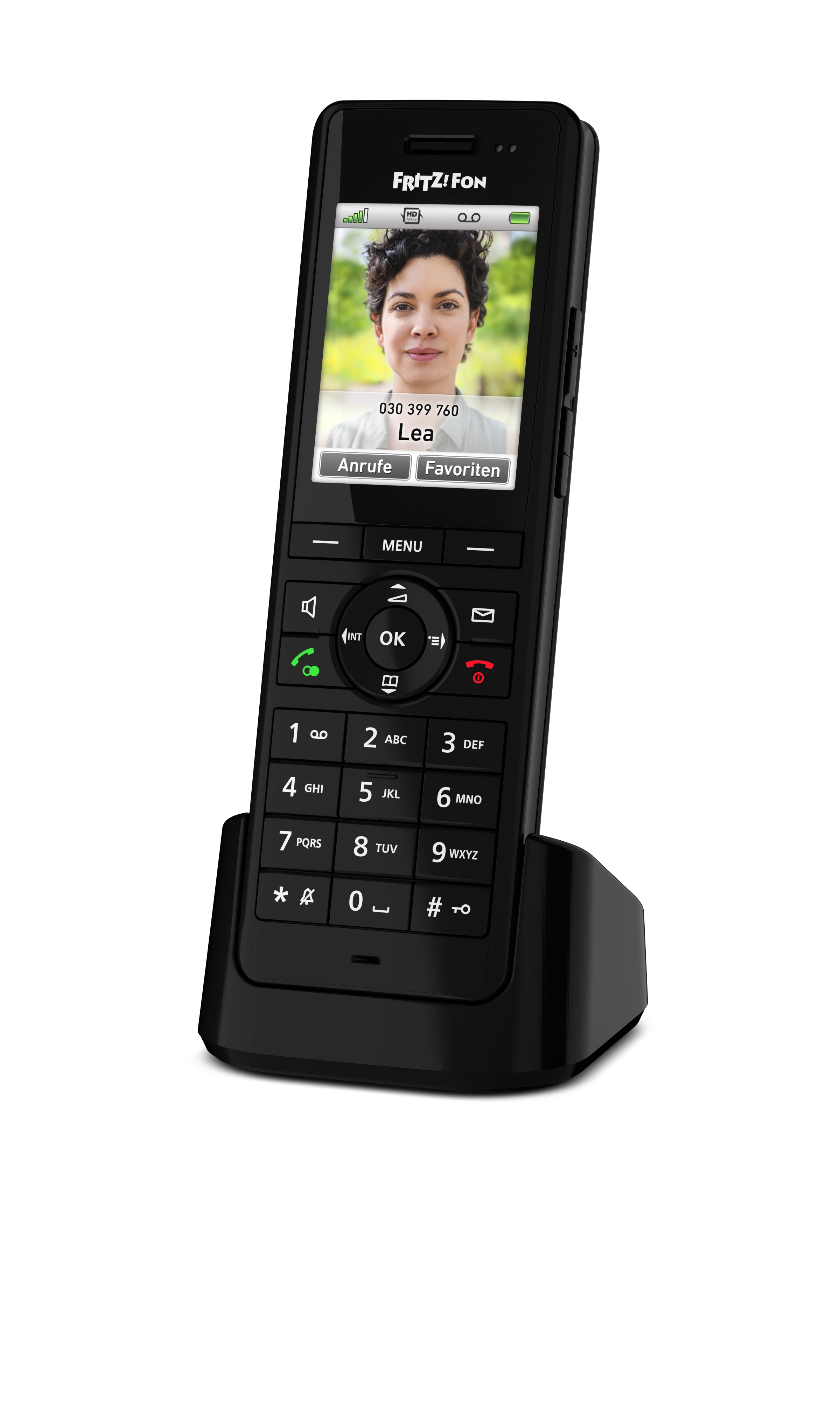 Ein schwarzes Fritz!Fon DECT-Telefon steht in seiner Ladeschale und zeigt ein ankommendes Gespräch.