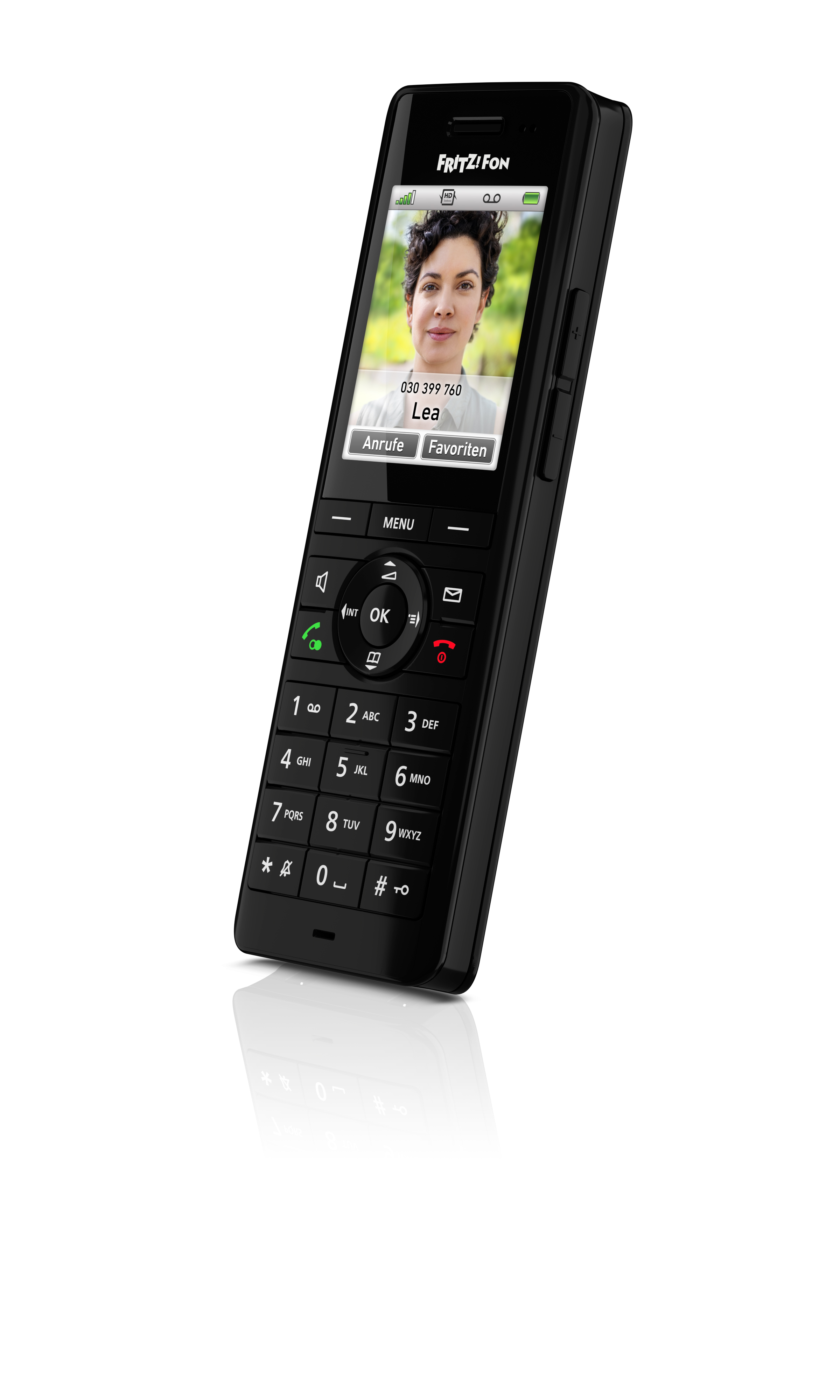 Schwarzes Fritz!Fon DECT-Telefon mit Farbdisplay zeigt Anruferbild von Lea und numerischer Tastatur.