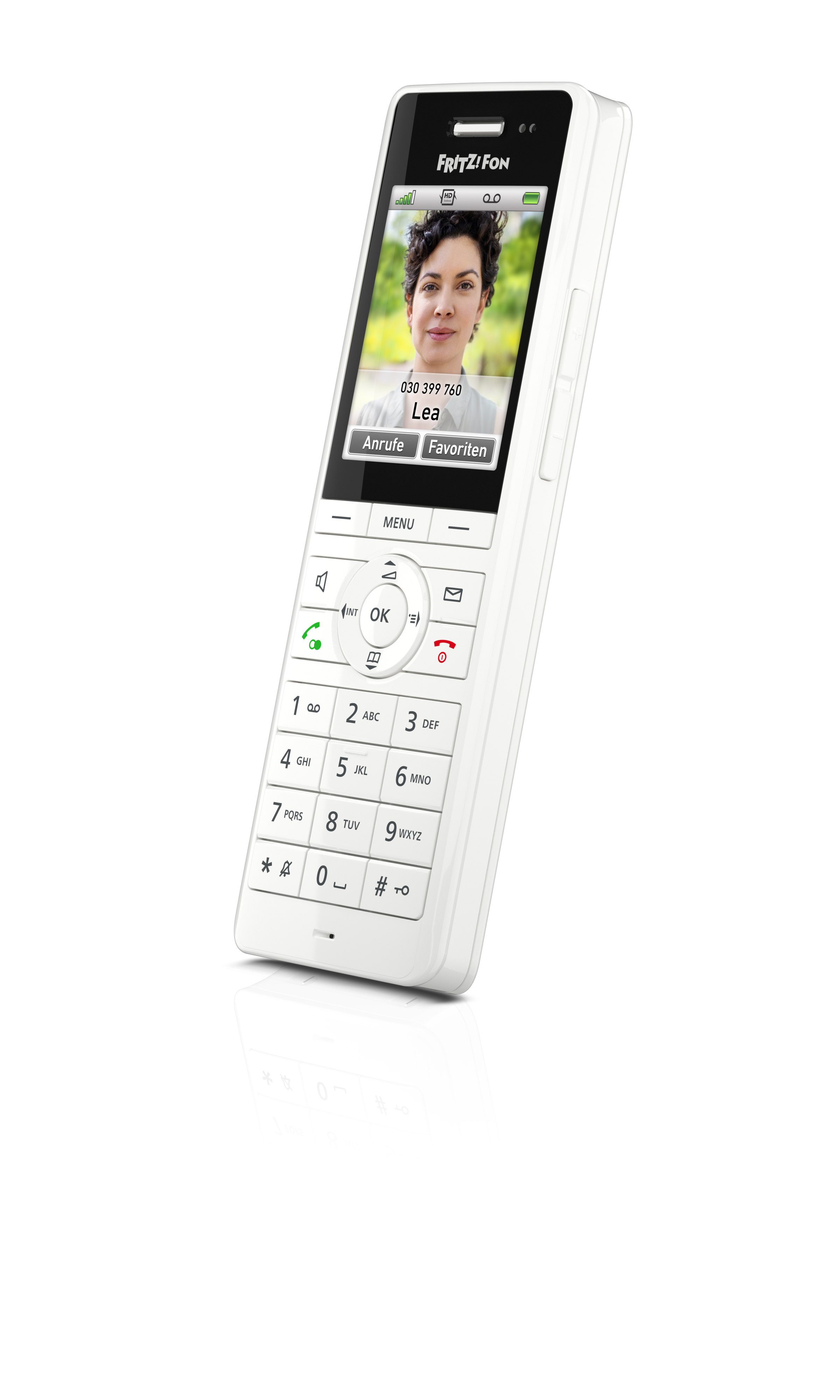 Ein weißes FRITZ!Fon Festnetztelefon zeigt auf dem Farbdisplay einen Anruf von Lea mit Foto.