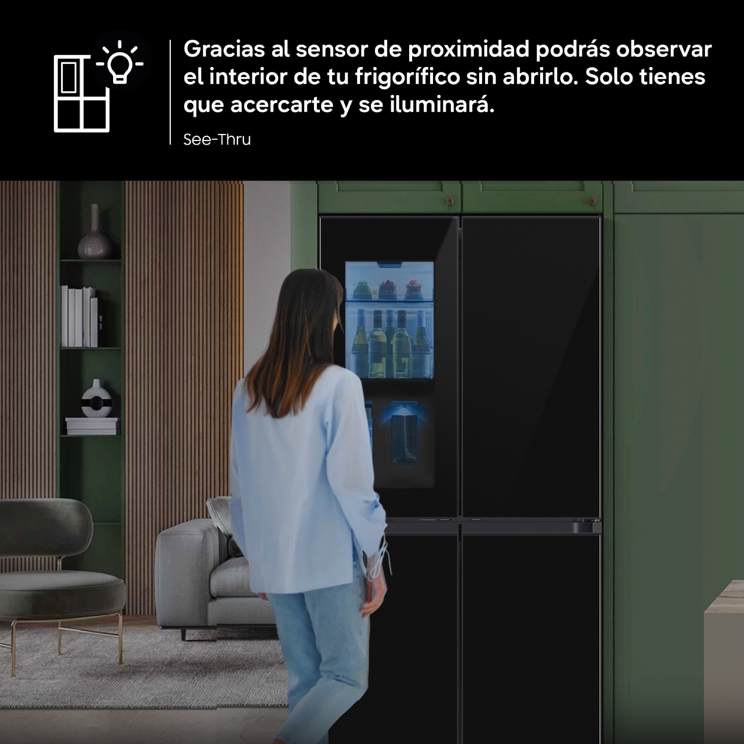 Una mujer se para frente a un refrigerador negro, con su interior iluminado por un sensor.