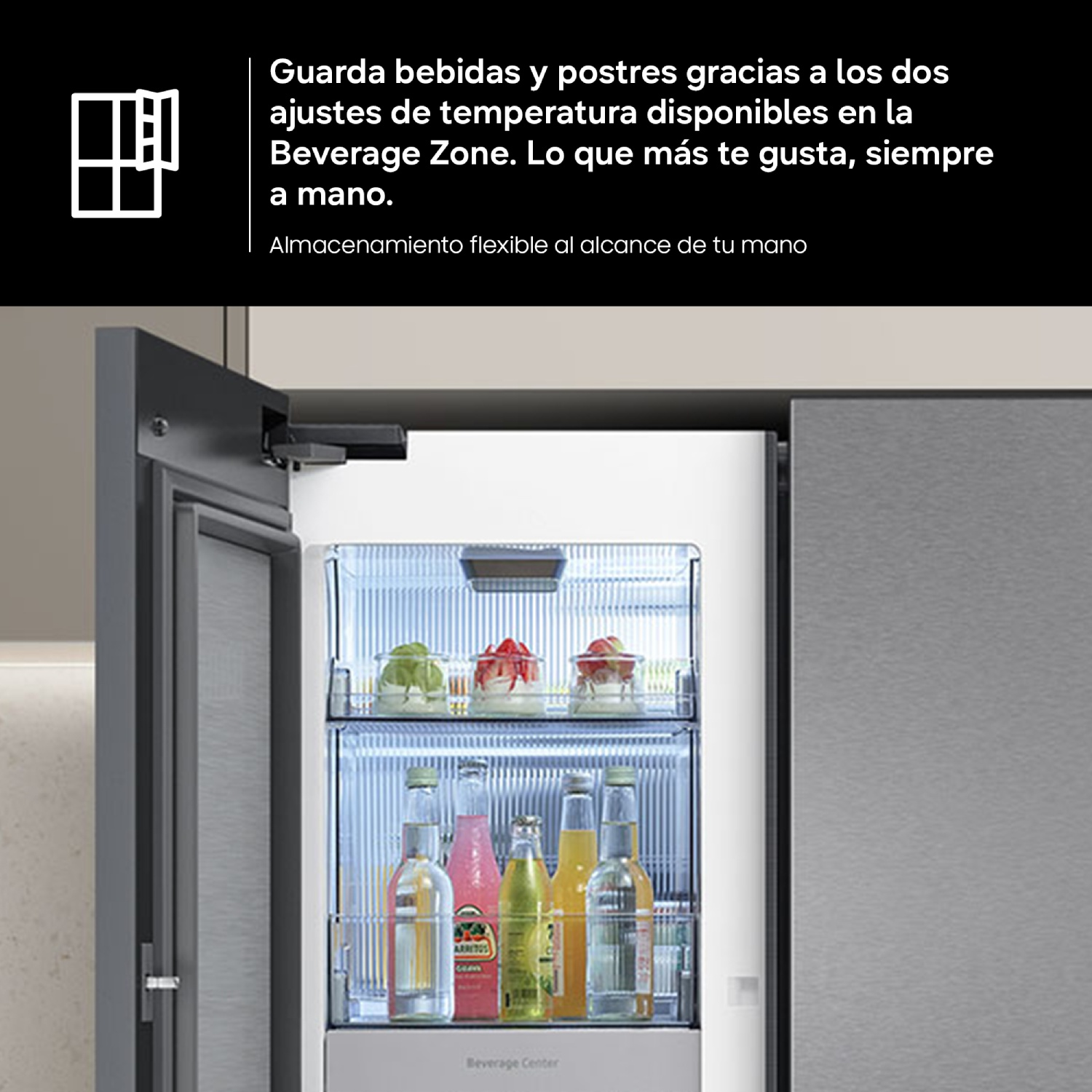 Interior de frigorífico abierto con estantes iluminados y bebidas y postres.