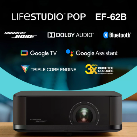 Projektor LifeStudio Pop EF-62B na drewnie z logo Bose, Dolby Audio, Bluetooth, Google TV i Assistant.