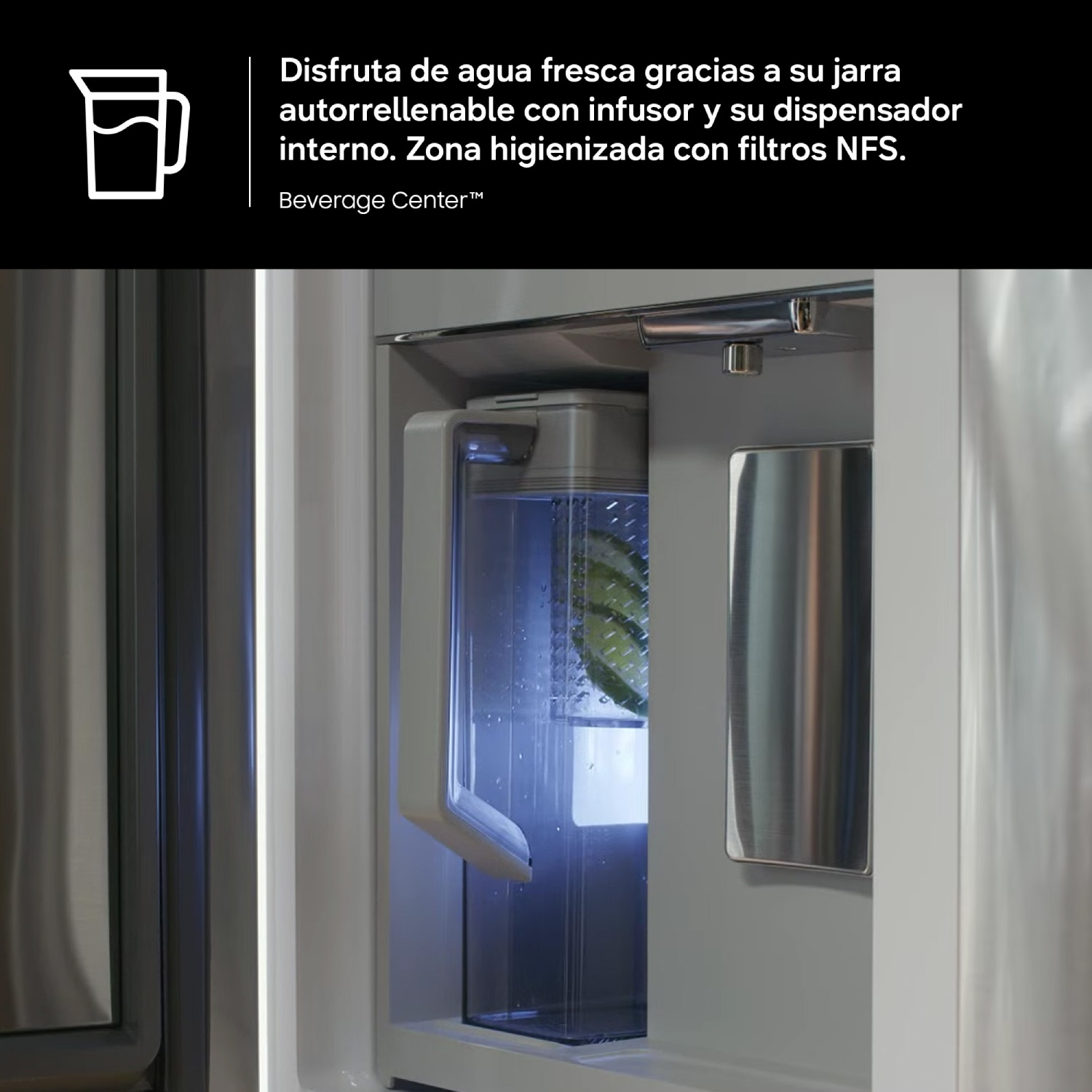 Interior de un refrigerador con jarra de agua integrada con infusor y rodajas de lima, etiquetado Beverage Center.