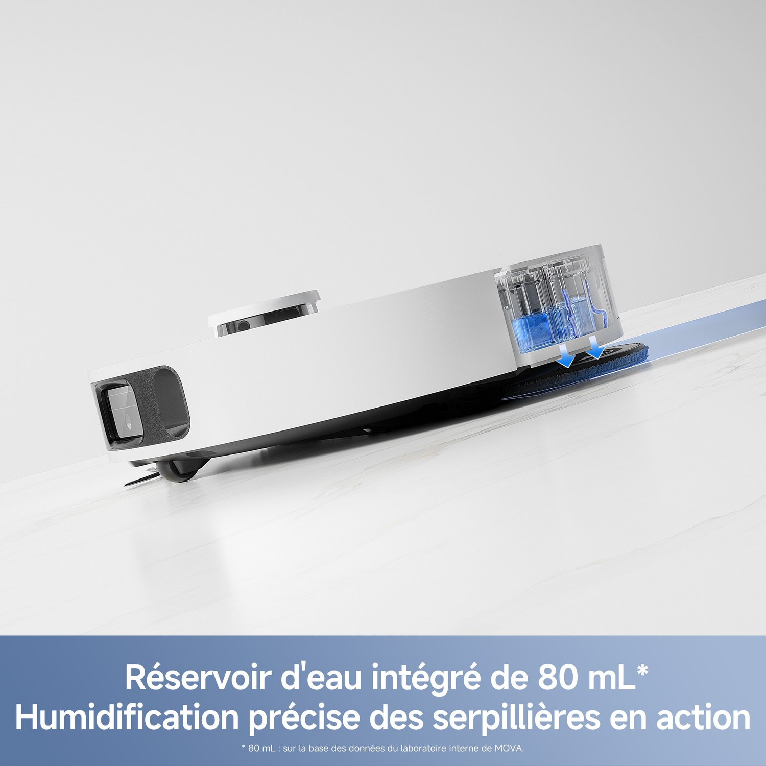 Un robot aspirateur blanc sur un sol clair montre un réservoir d'eau intégré de 80 ml avec du liquide bleu.