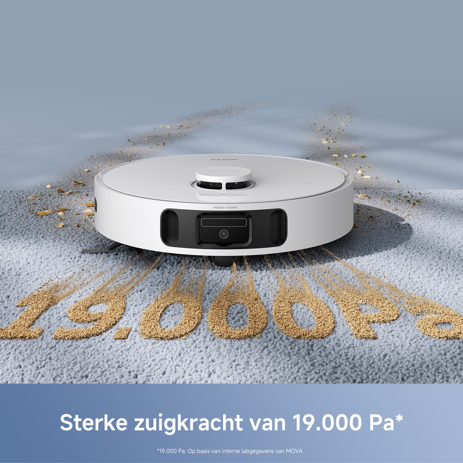 Een witte robotstofzuiger op grijs tapijt. Zandkorrels vormen ervoor de tekst 19.000 Pa.