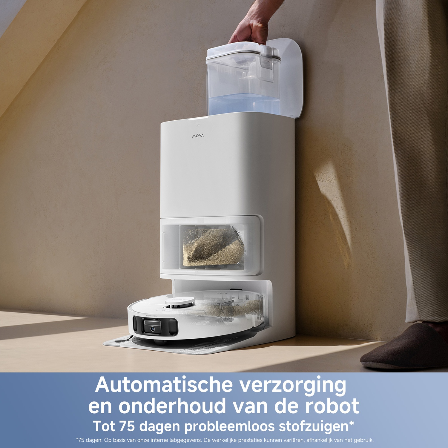 Een persoon tilt een watertank op van een wit Mova robotstofzuigerbasisstation.