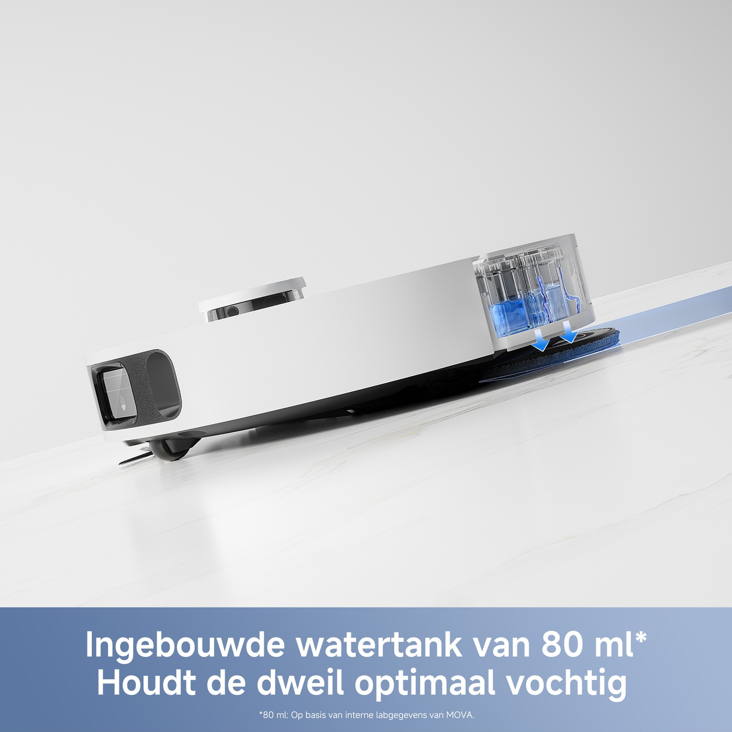 Een witte robotstofzuiger met watertank en blauwe waterstroom-indicatoren op een lichte vloer.