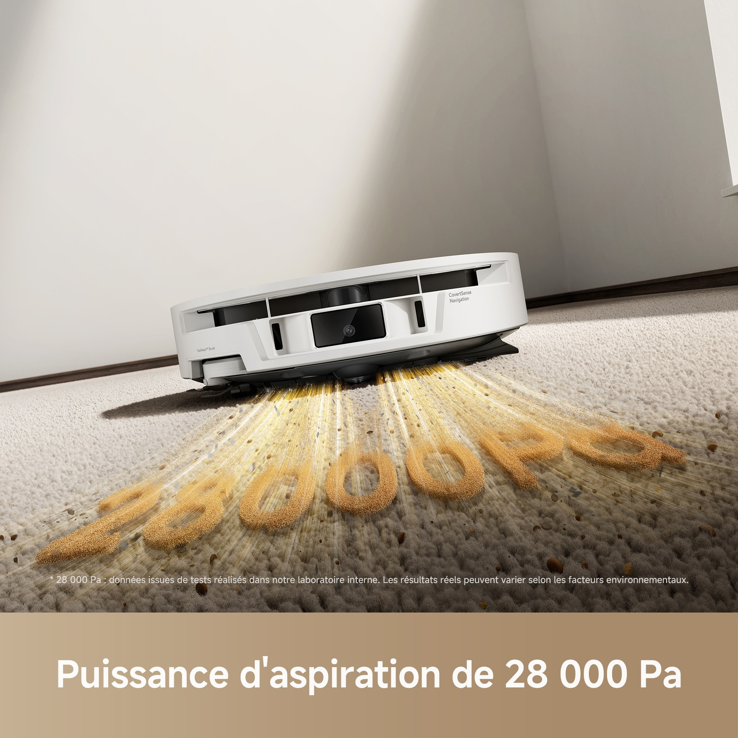 Un robot aspirateur blanc nettoie la saleté d'un tapis formant le texte 28000Pa.