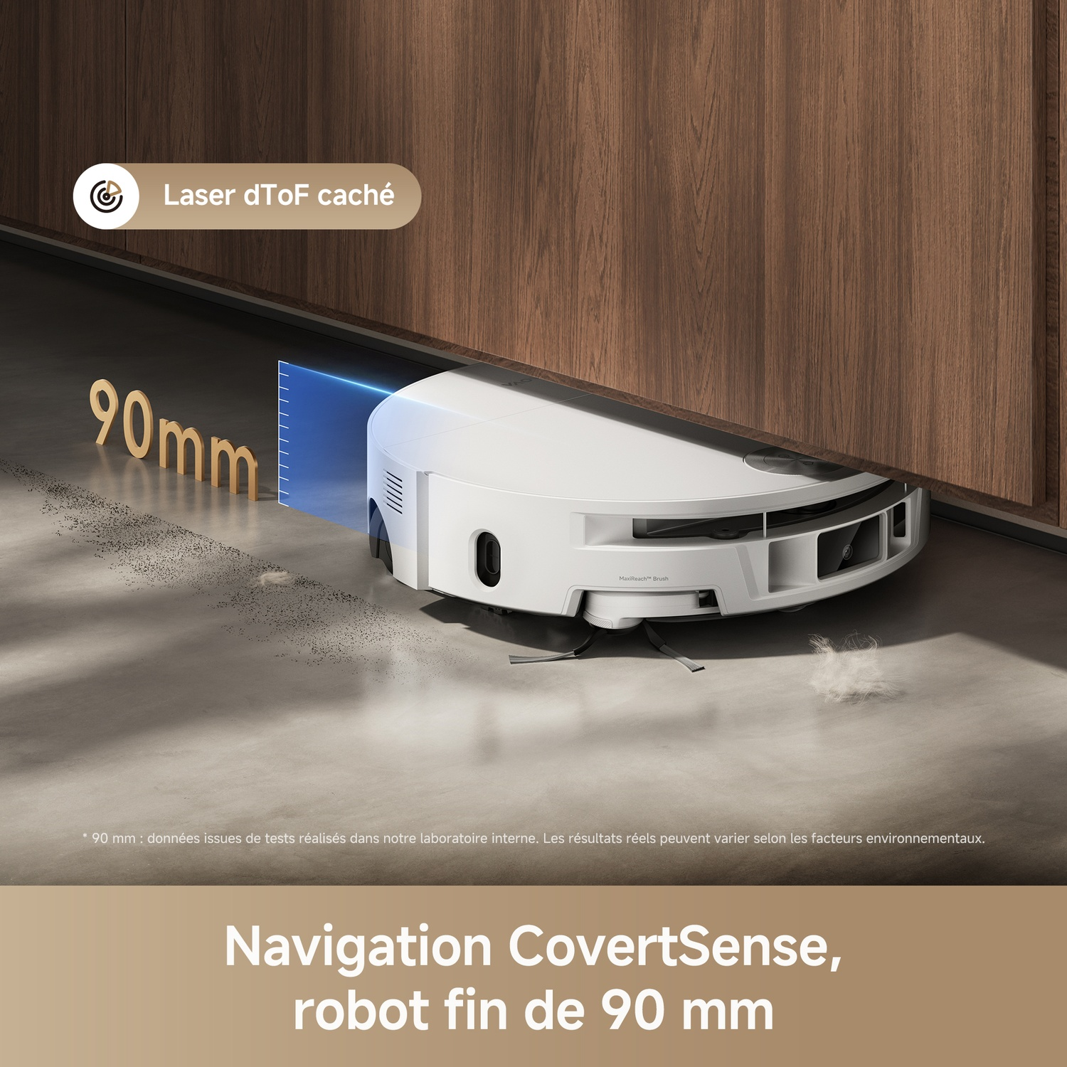 Un robot aspirateur blanc nettoie sous un meuble en bois, montrant son design fin de 90 mm.