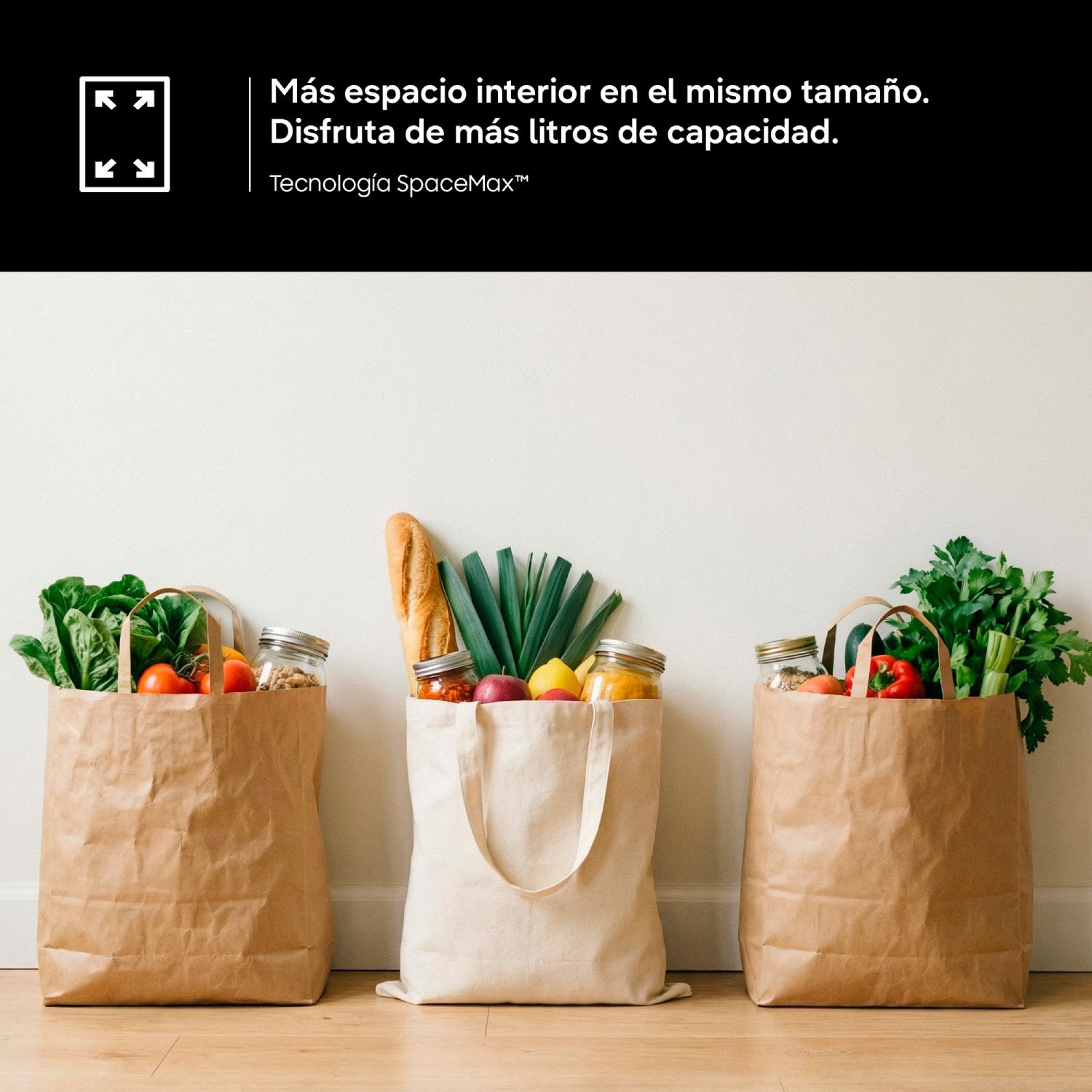 Tres bolsas de compra llenas de verduras frescas, pan y tarros sobre un suelo de madera.