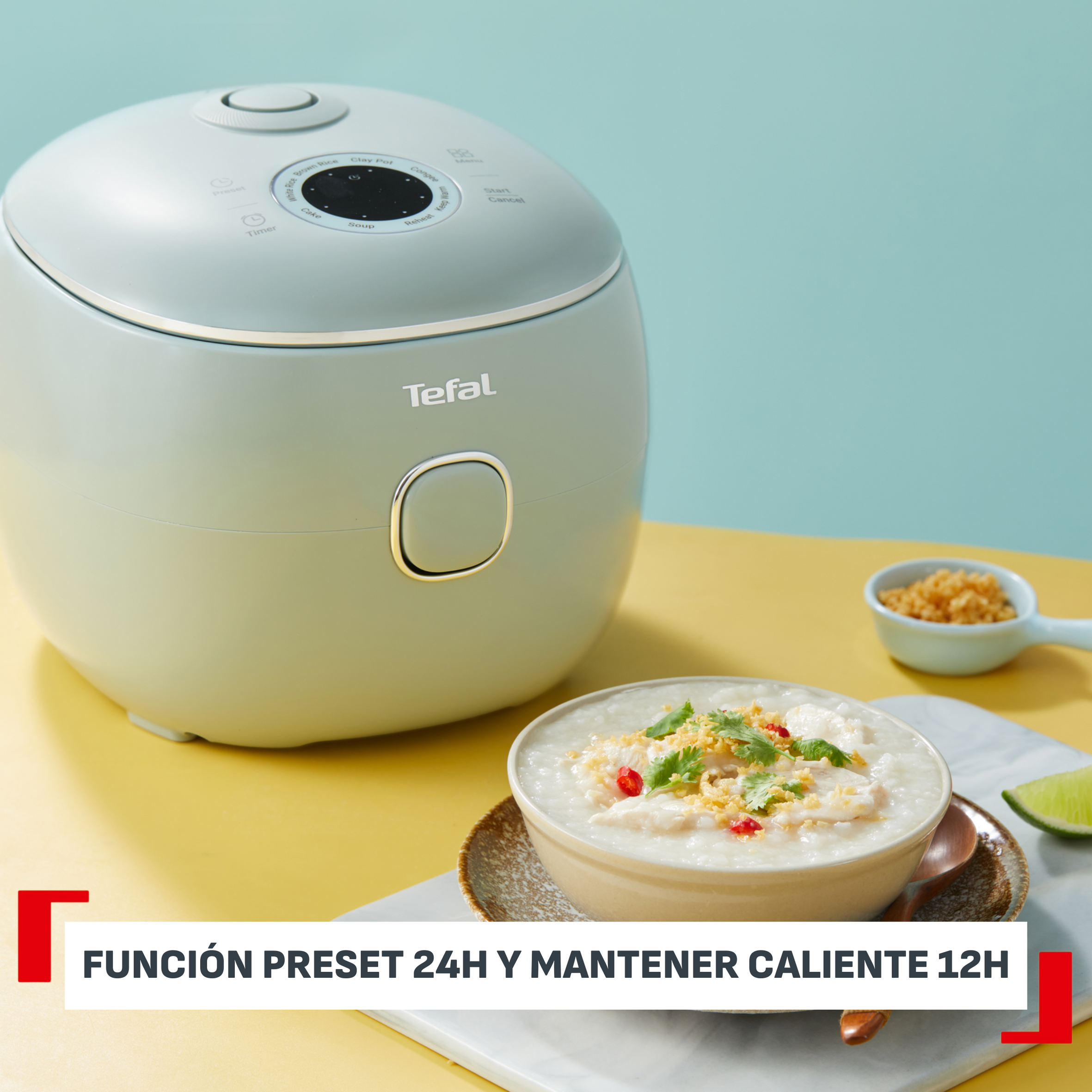 Una arrocera Tefal verde menta sobre una superficie amarilla junto a un tazón de gachas de arroz.