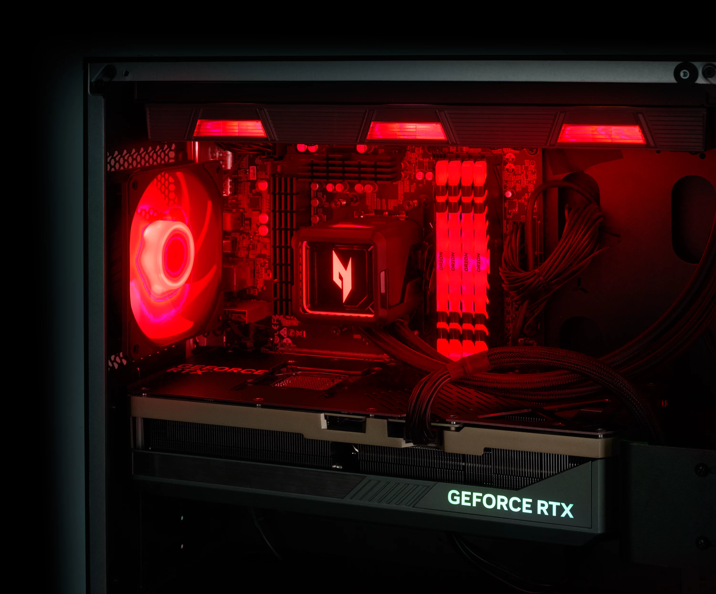Ein Computer-Gehäuse im Inneren mit roten LED-Lüftern und einer Grafikkarte mit der Aufschrift GEFORCE RTX.
