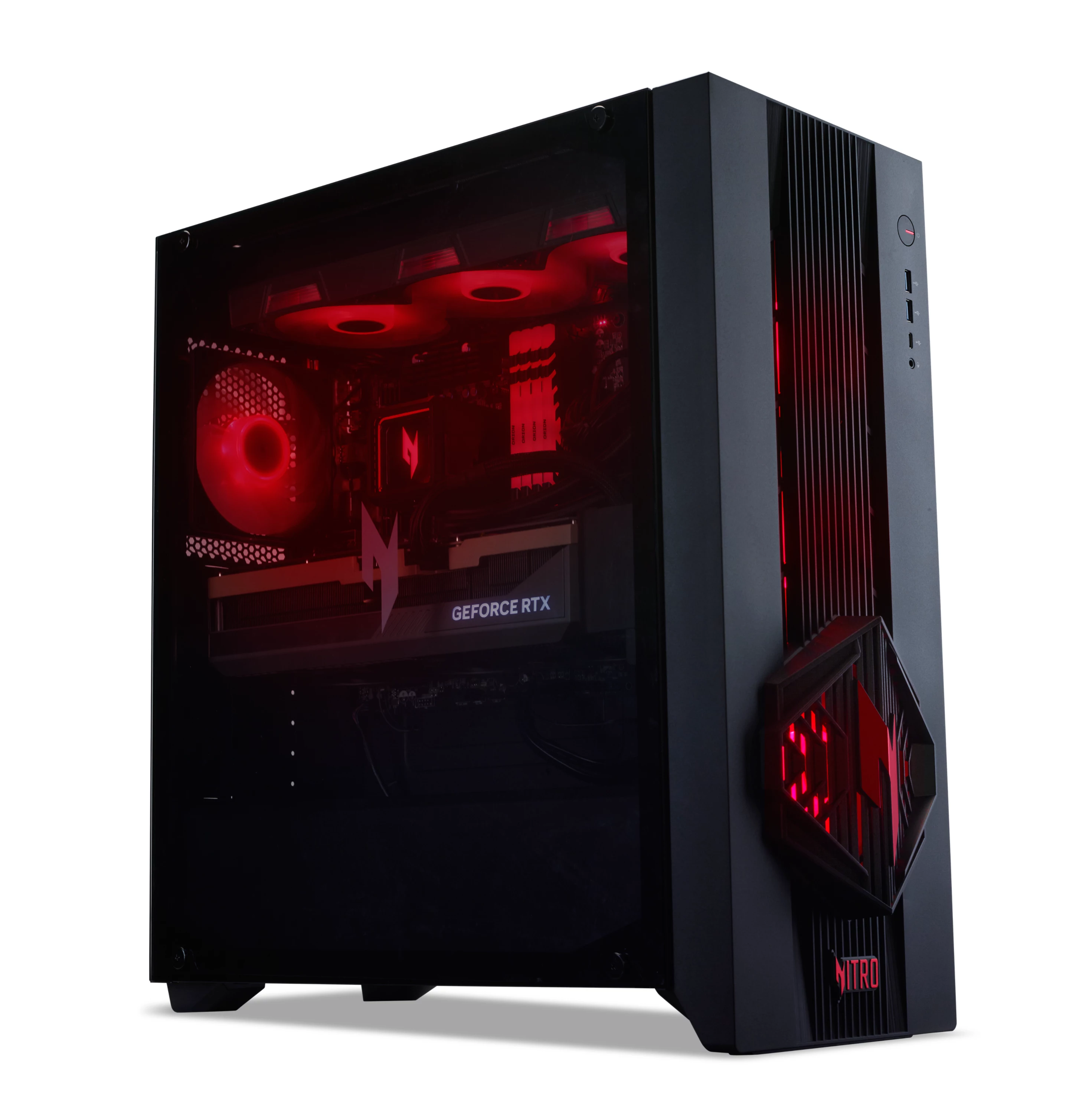 Ein schwarzer Gaming-PC-Tower mit roter Innenbeleuchtung und transparenter Seitenwand gegen einen weißen Hintergrund.