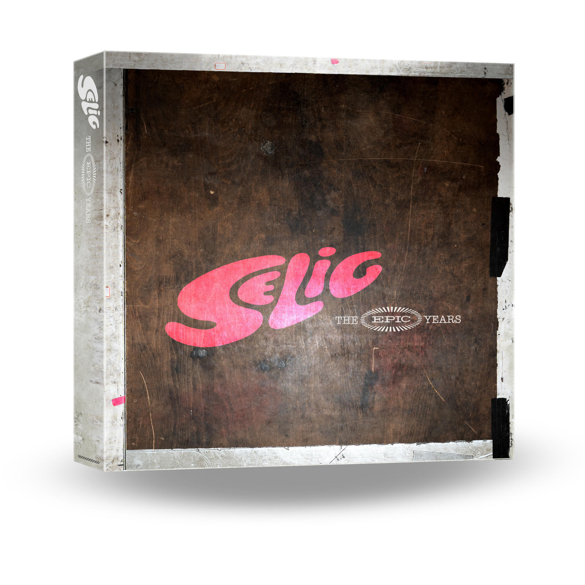Eine abgenutzte Holzbox mit einem rosa Logo mit der Aufschrift 'Selic The Epic Years' auf weißem Hintergrund.