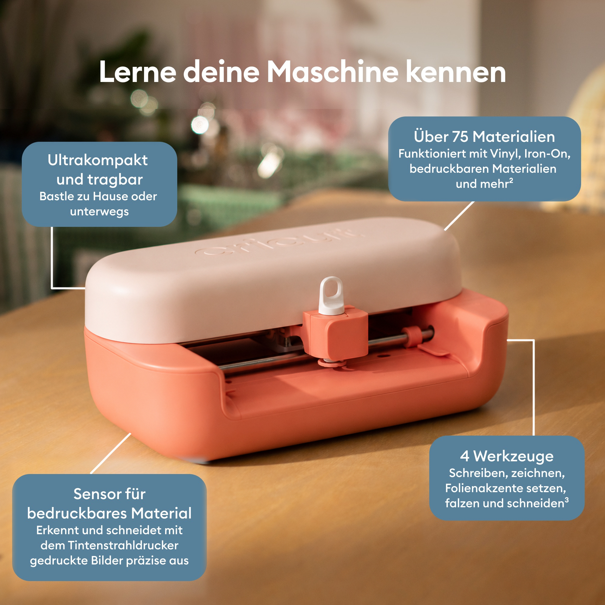 Kompakte rosa und pfirsichfarbene Bastelmaschine mit vier beschreibenden Textfeldern auf einem Holztisch.