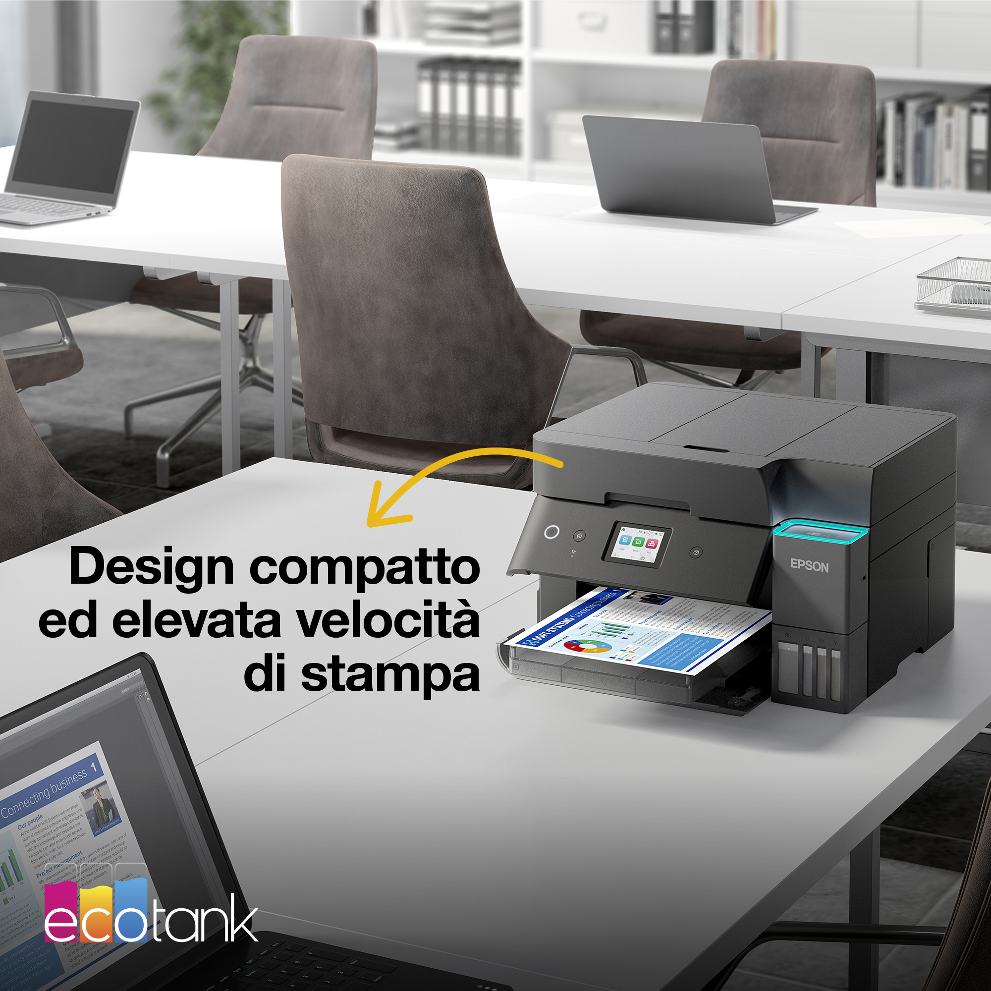 Stampante Epson EcoTank su scrivania bianca in un ufficio moderno, con laptop.