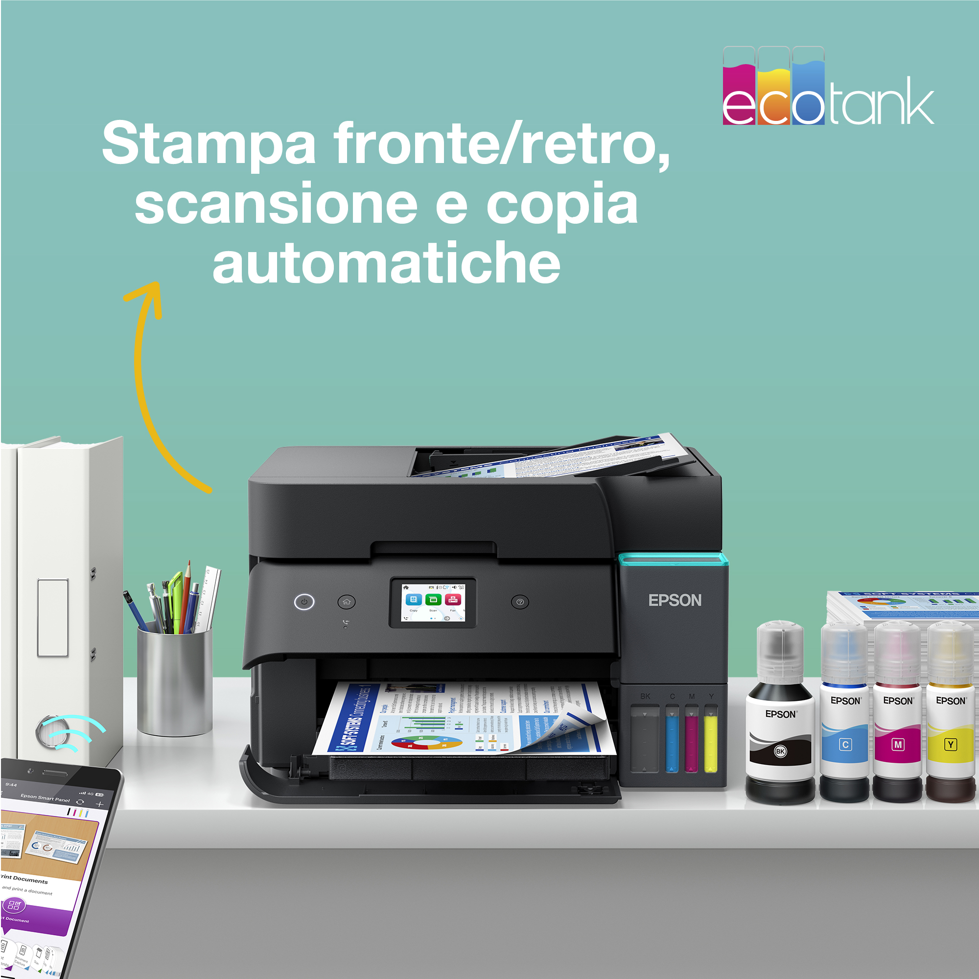 Stampante Epson EcoTank su una scrivania con flaconi di inchiostro e testo in italiano.