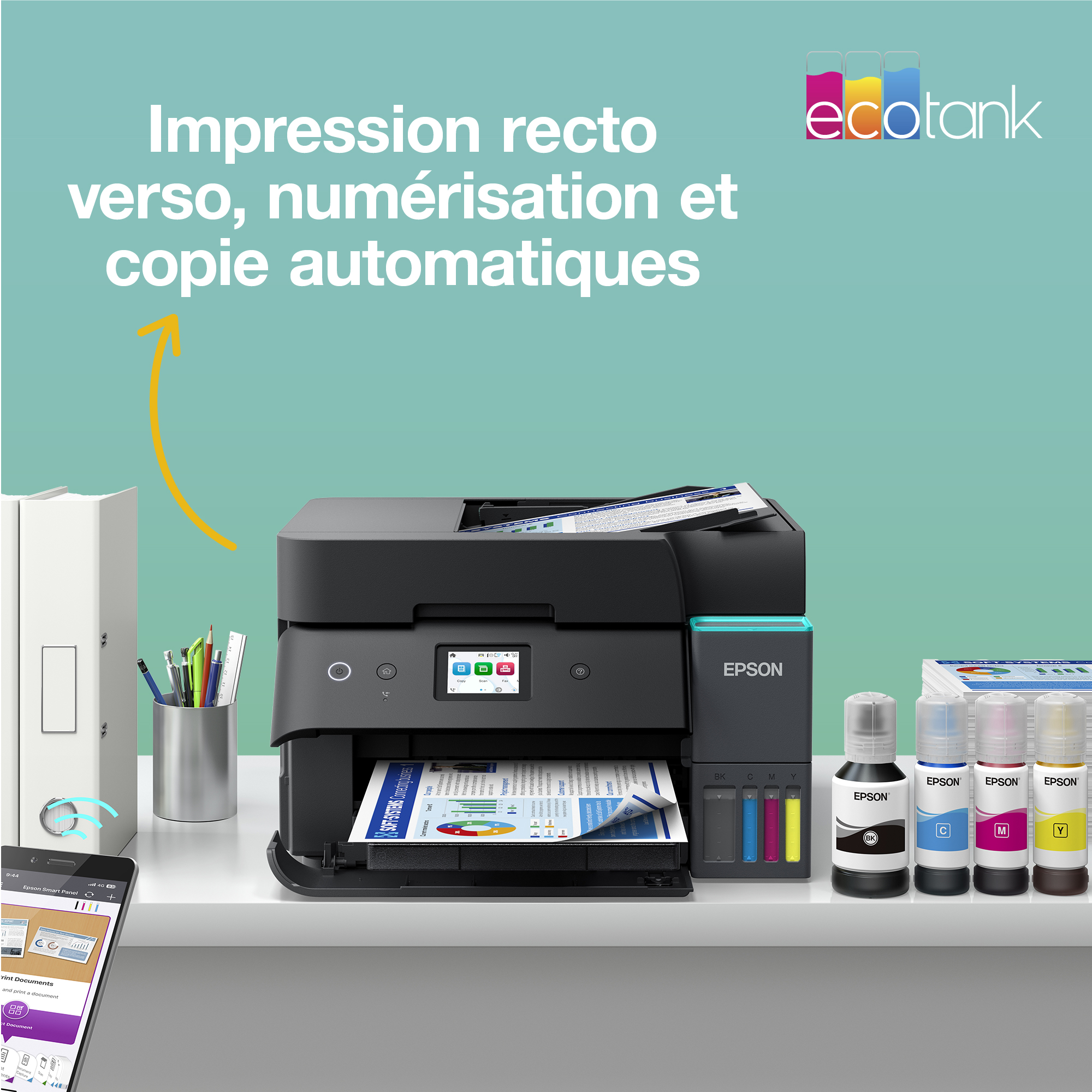 Imprimante Epson EcoTank sur un bureau avec des bouteilles d'encre, du papier et un smartphone.
