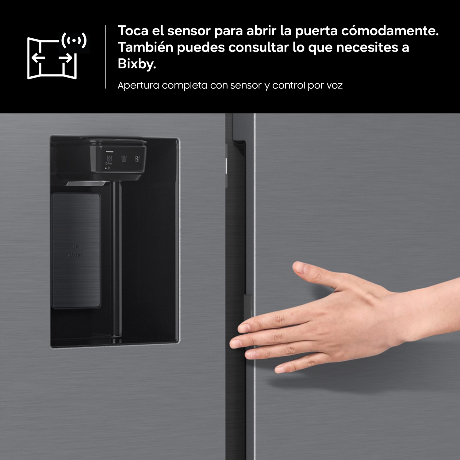 Mano tocando el sensor de un refrigerador plateado moderno con dispensador de agua.