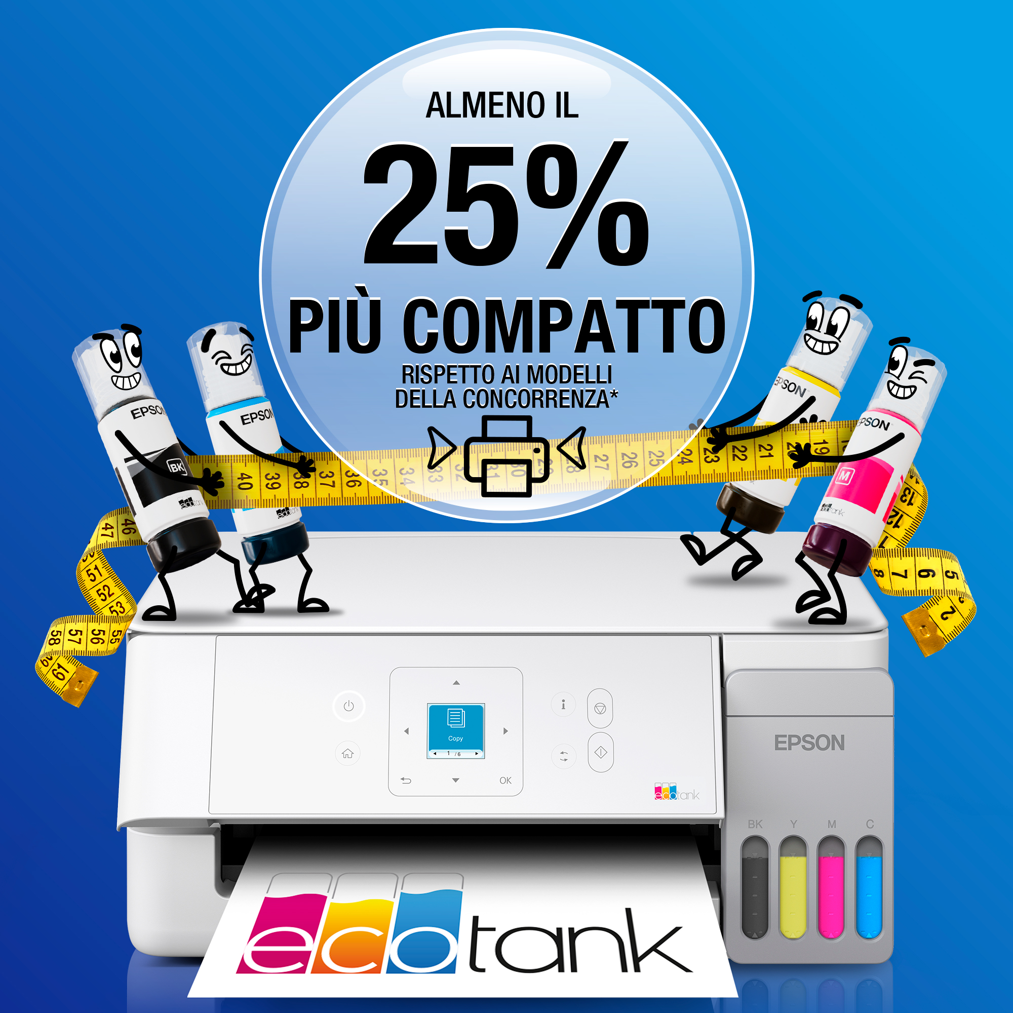 Quattro flaconi di inchiostro cartoon tengono un metro a nastro davanti a una stampante Epson bianca su sfondo blu.