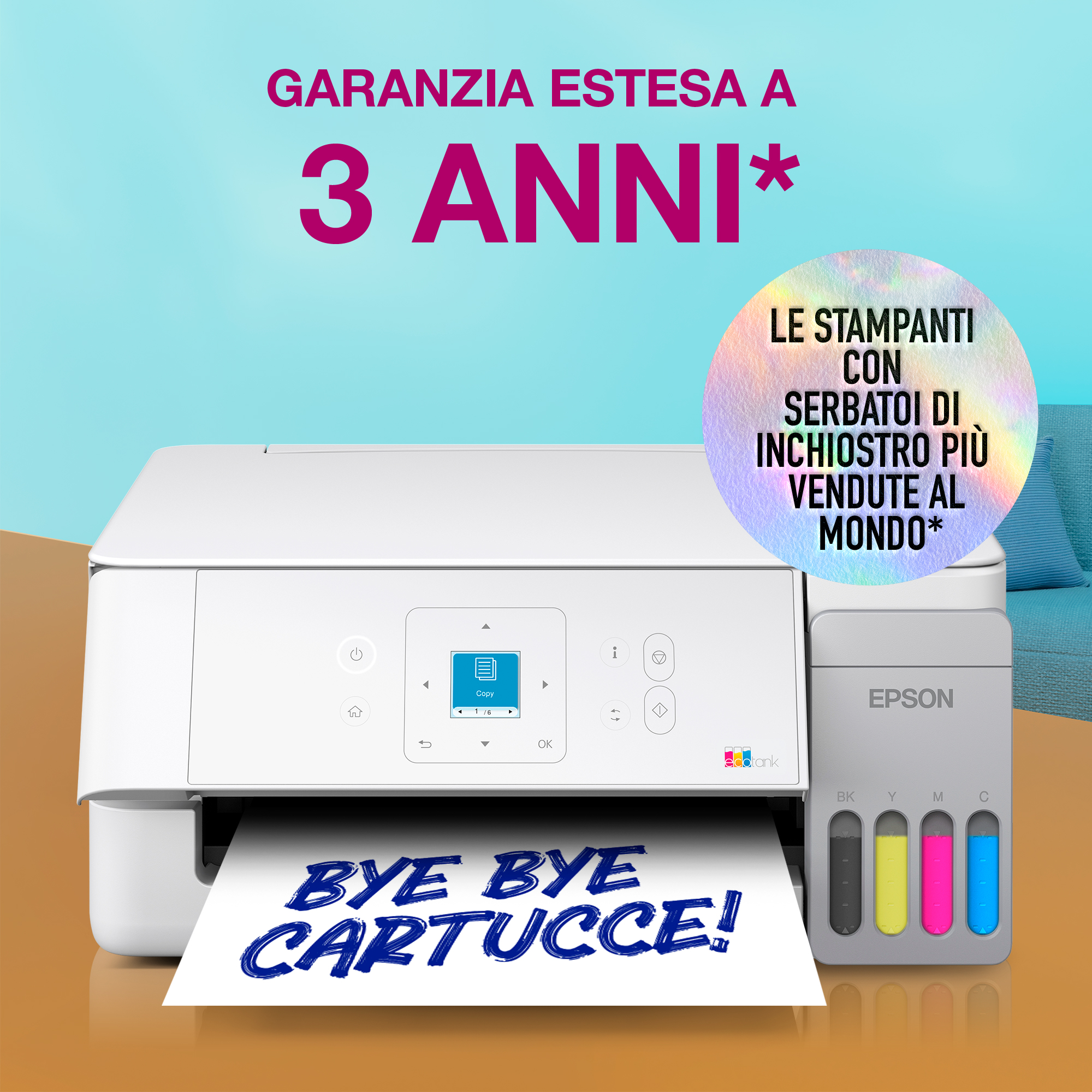 Una stampante bianca Epson EcoTank con serbatoi d'inchiostro visibili e un foglio con la scritta BYE BYE CARTUCCE!.