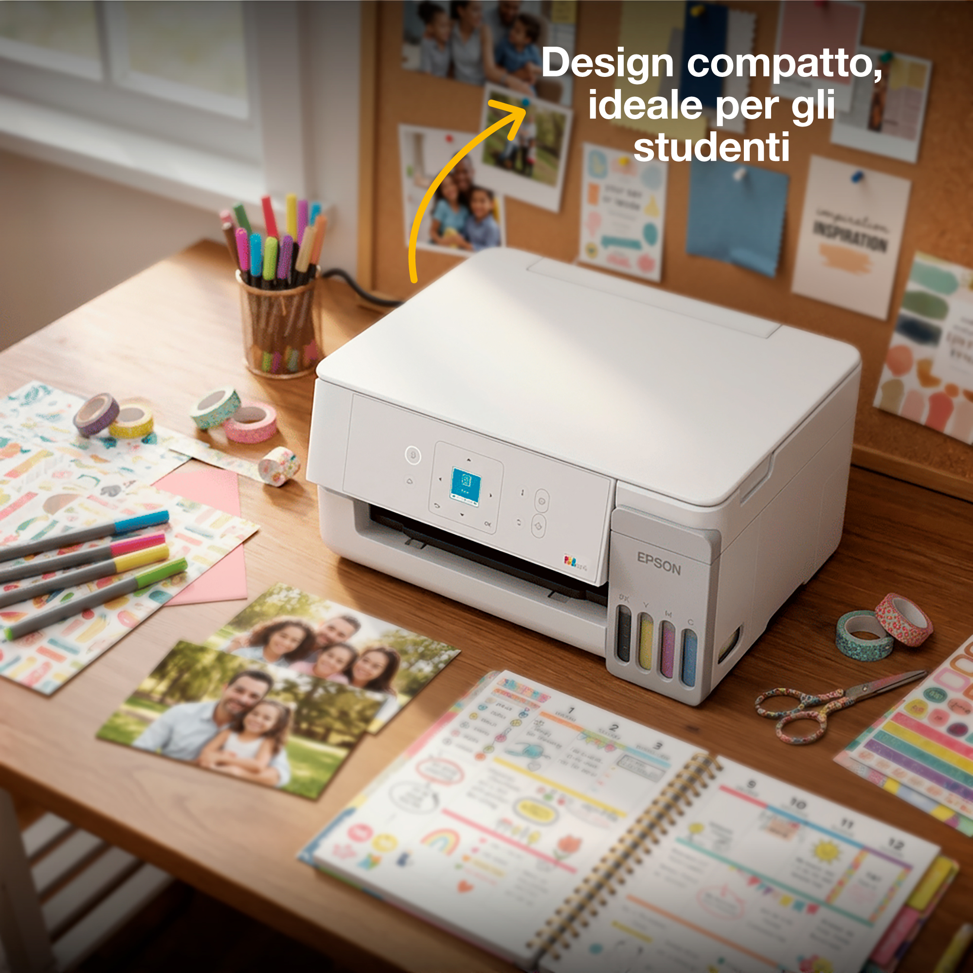 Stampante Epson bianca su scrivania in legno con foto, planner e cancelleria, e testo promozionale.