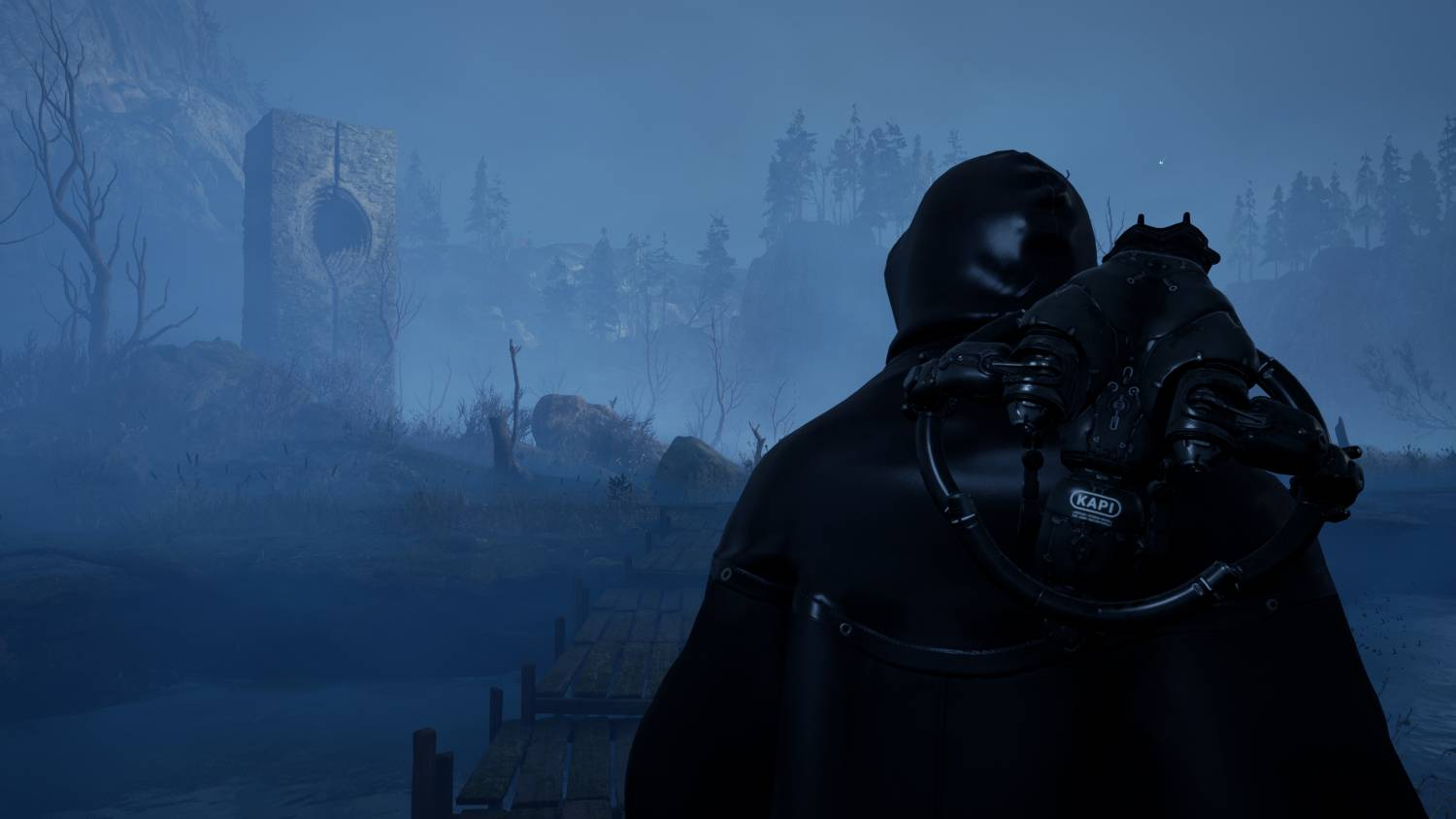 Una persona con ropa oscura y mochila contempla un antiguo pilar de piedra en la niebla.